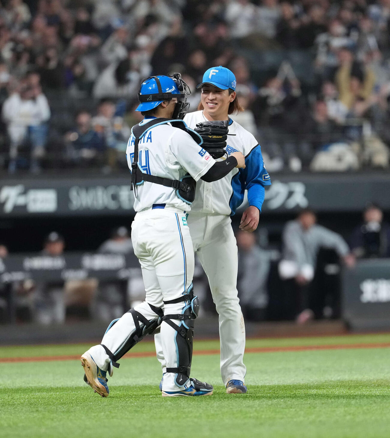 日本ハム対ロッテ　ノーヒットノーランを達成し笑顔の細野（右）（撮影・井上学）