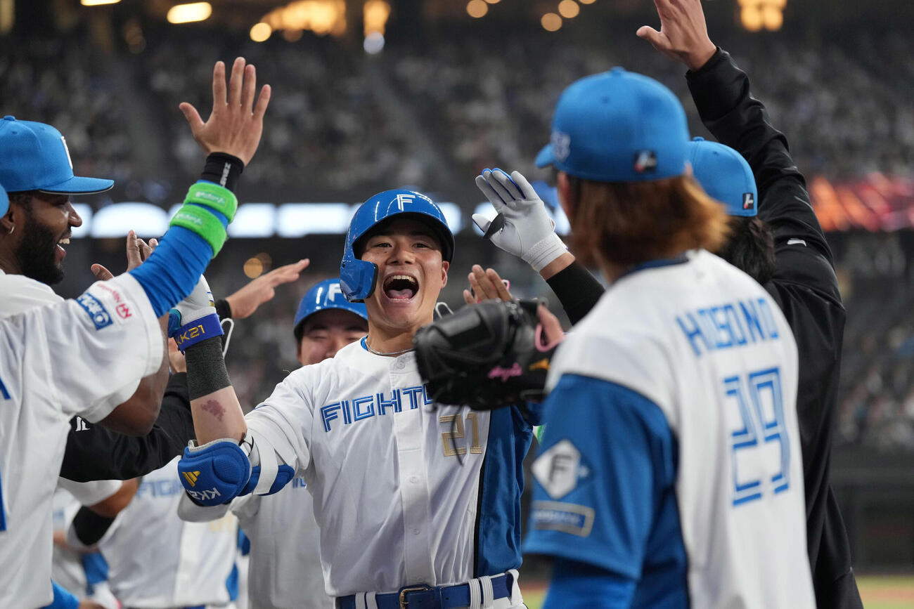 日本ハム対ロッテ　2回裏日本ハム2死一、二塁、3点本塁打を放ち生還した清宮幸（撮影・井上学）
