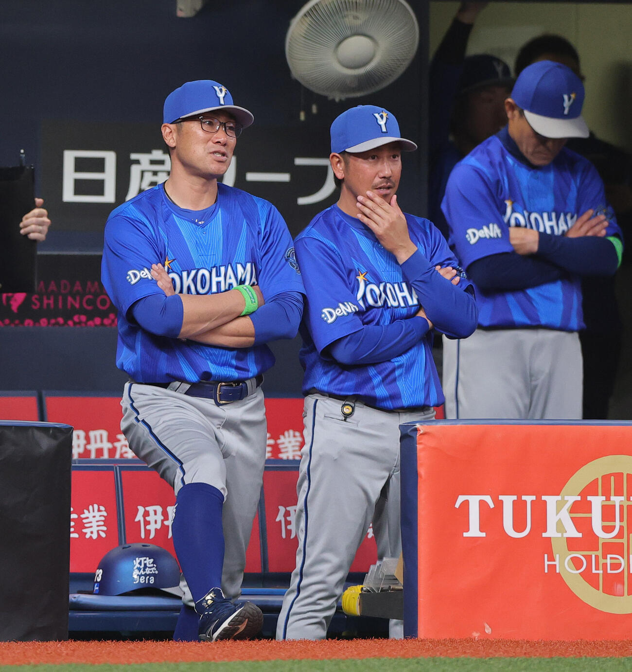 阪神対DeNA　ベンチから戦況を見るDeNA相川監督（左）（撮影・上山淳一）
