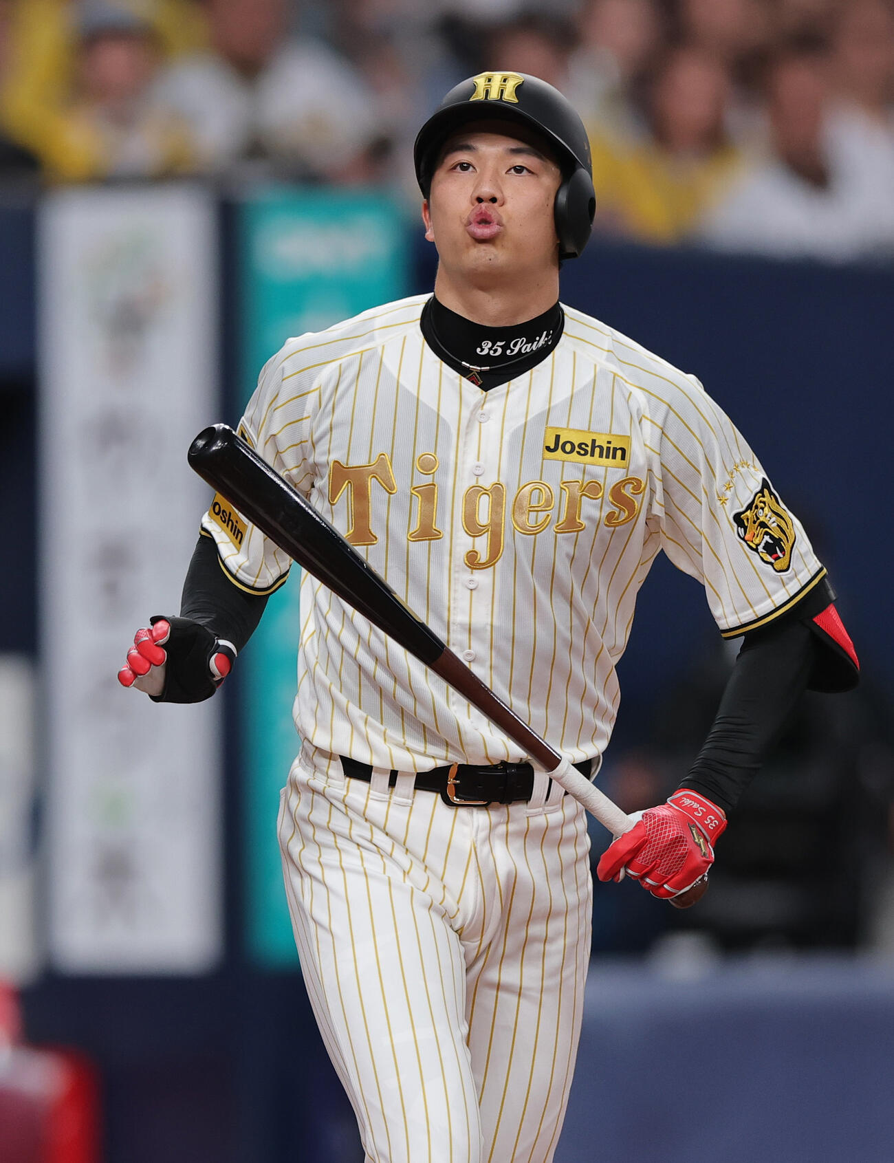 阪神対DeNA 5回裏阪神1死二塁、四球を選ぶ才木（撮影・上山淳一）