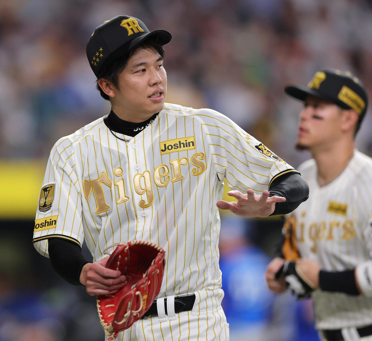 阪神対DeNA 6回を投げ終えベンチへ引き揚げる阪神才木（撮影・上山淳一）