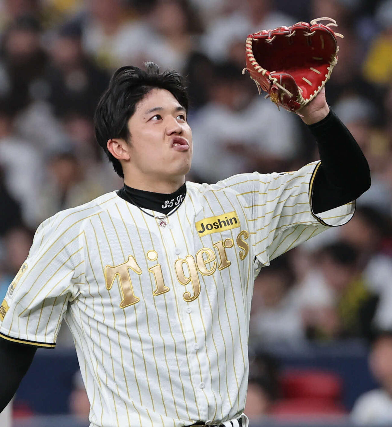 阪神対DeNA　阪神先発の才木は捕手の返球を顔をゆがめて捕る（撮影・西尾就之）