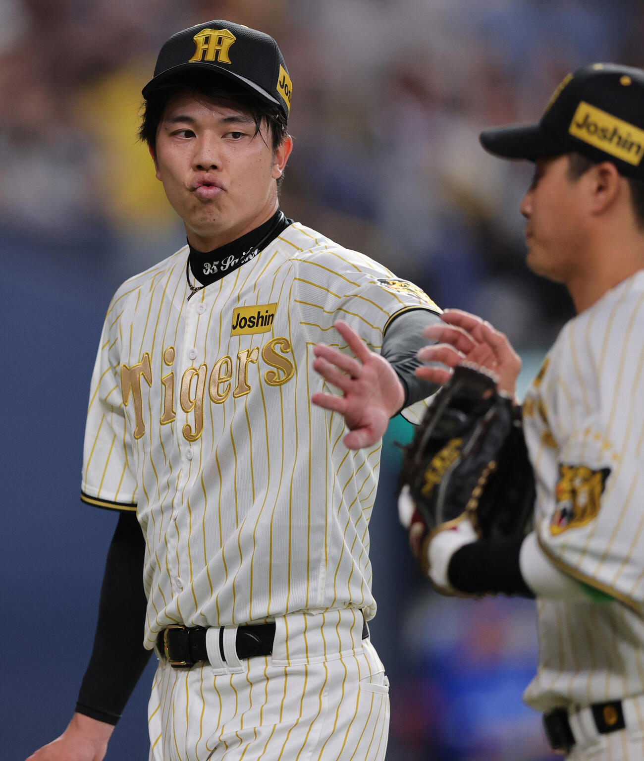 阪神対DeNA 5回を投げ終えベンチへ引き揚げる阪神才木（左）と木浪（撮影・上山淳一）