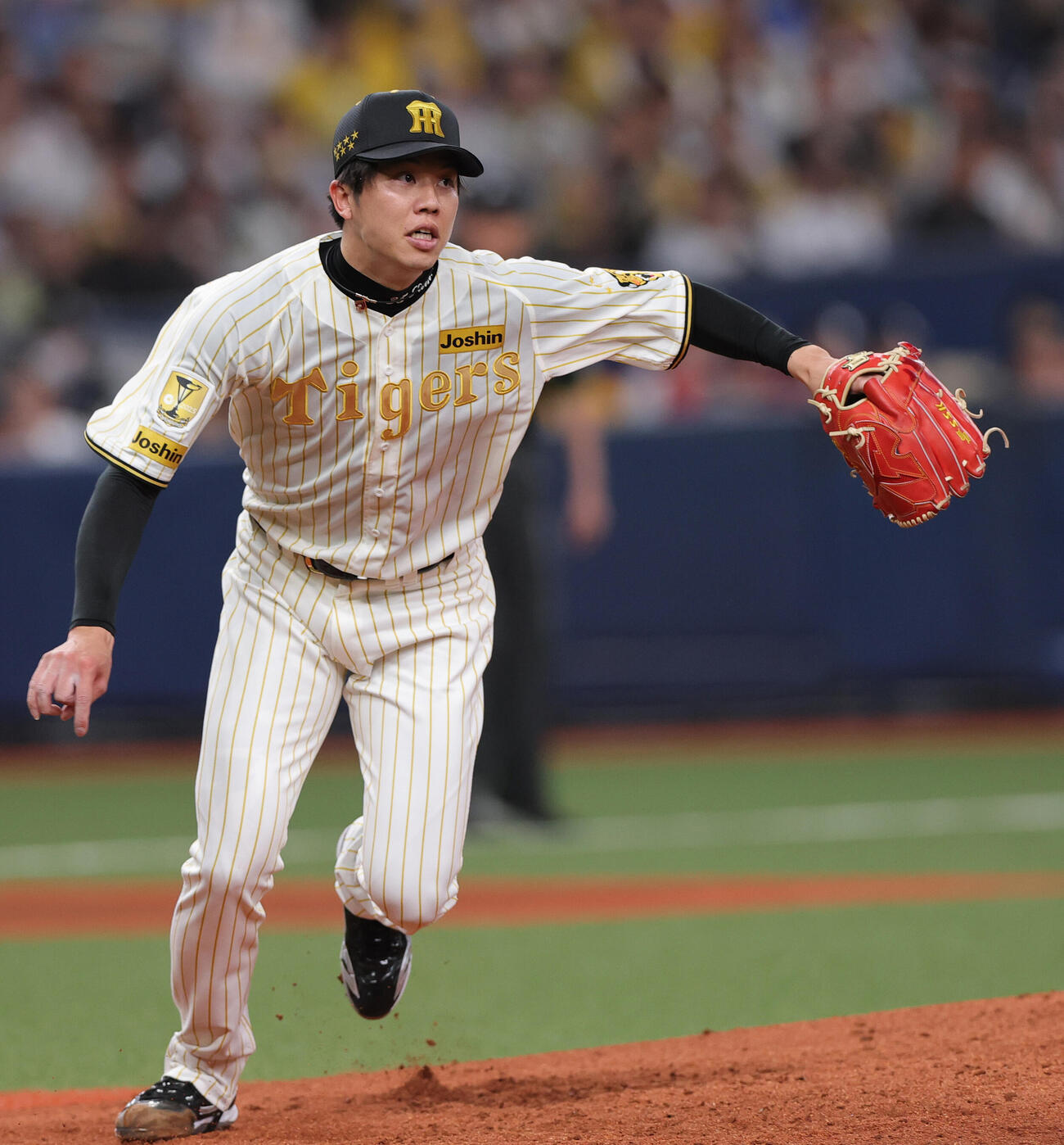 阪神対DeNA 4回表、一塁へカバーに向かう才木（撮影・上山淳一）
