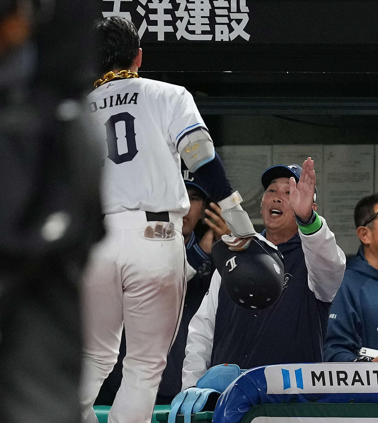 西武対オリックス　4回裏西武無死一塁、右越えに2点本塁打を放った小島を迎える西口監督（撮影・たえ見朱実）