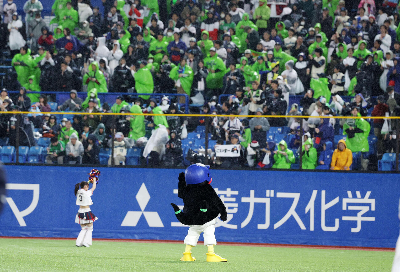 ヤクルト対広島　試合前、ファンと共に応援するつば九郎（撮影・鈴木正人）　
