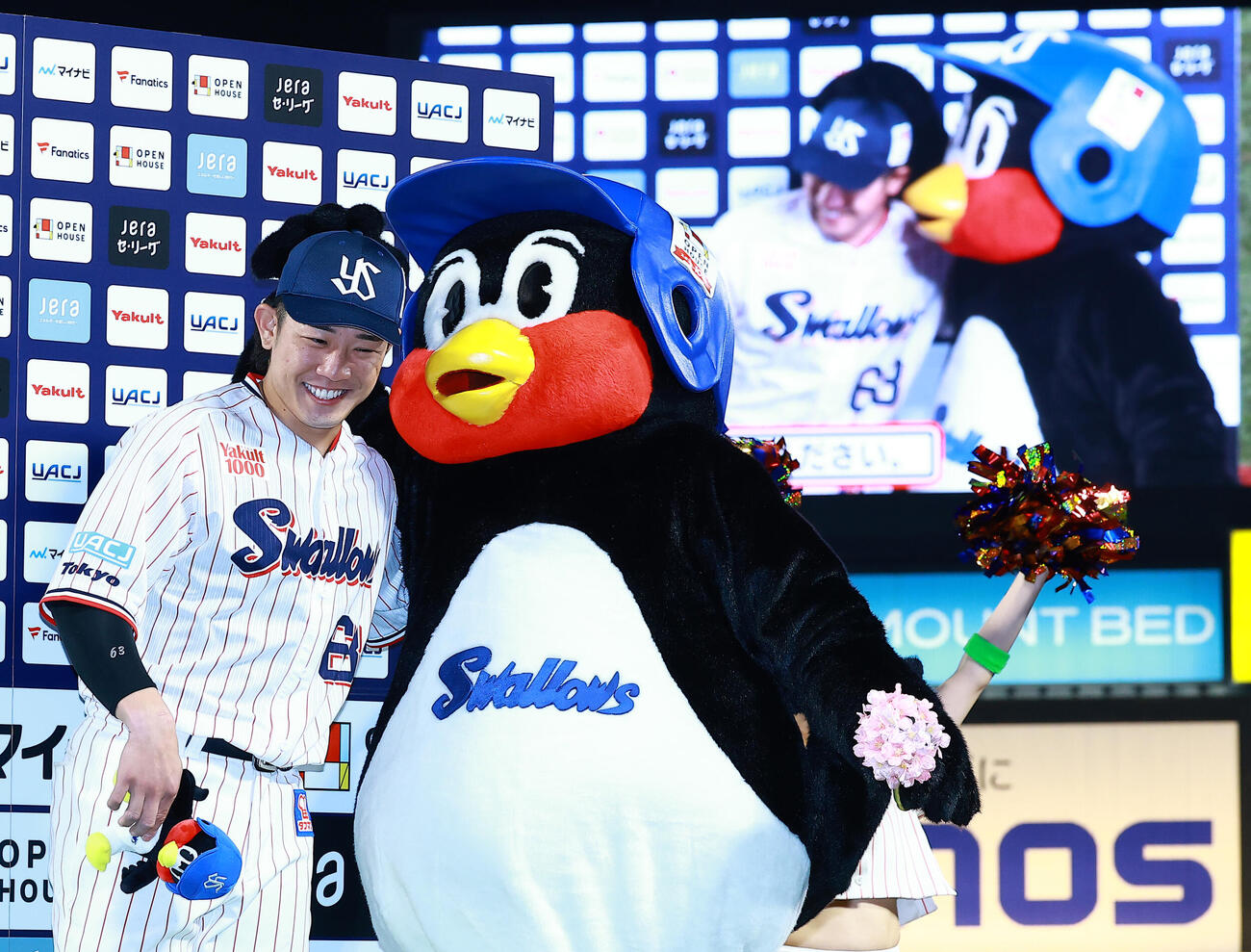 ヤクルト対広島　ヒーローインタビューでヤクルト増田（左）をねぎらうつば九郎（撮影・野上伸悟）