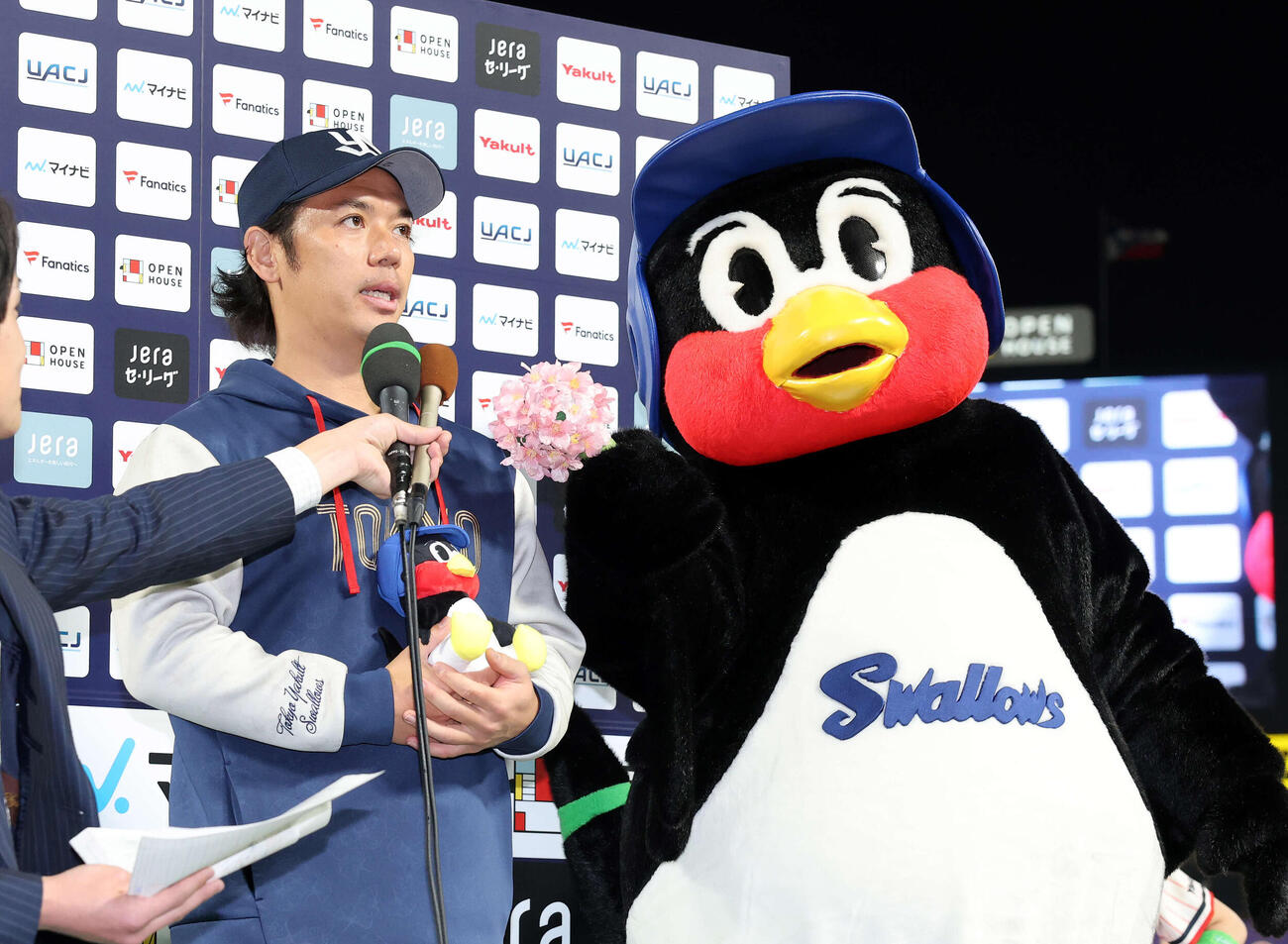 ヤクルト対広島　ヤクルト小川泰弘のヒーローインタビューで桜マイクを向けるつば九郎（撮影・鈴木正人）　