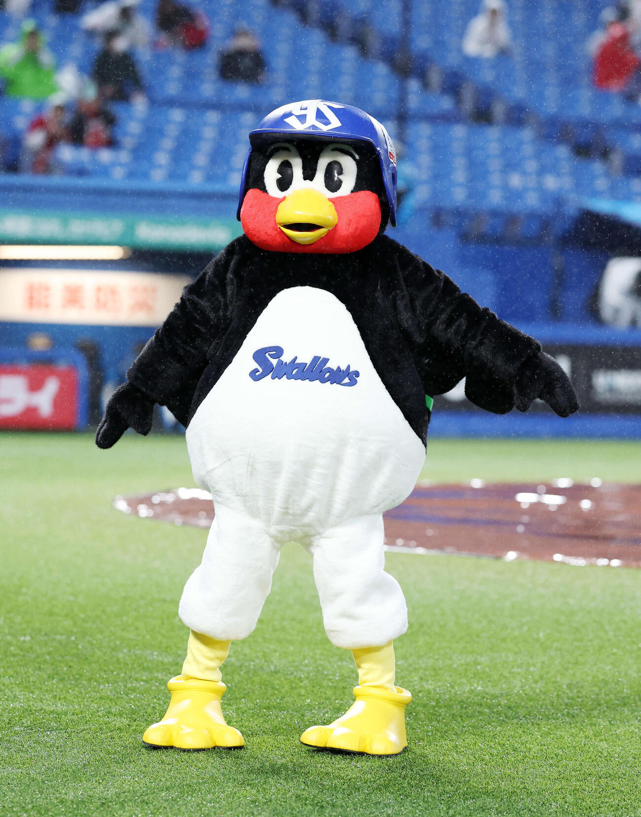 ヤクルト対広島　グランドに登場したつば九郎（撮影・鈴木正人）　