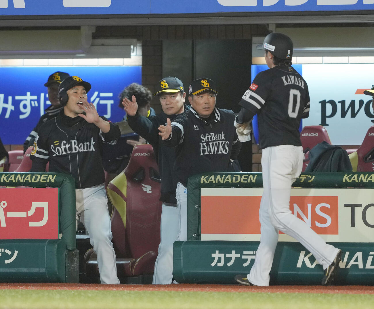 楽天対ソフトバンク　8回表ソフトバンク1死満塁、津留崎の暴投で生還した川瀬（右端）を迎える小久保監督（右から2人目）ら（撮影・足立雅史）