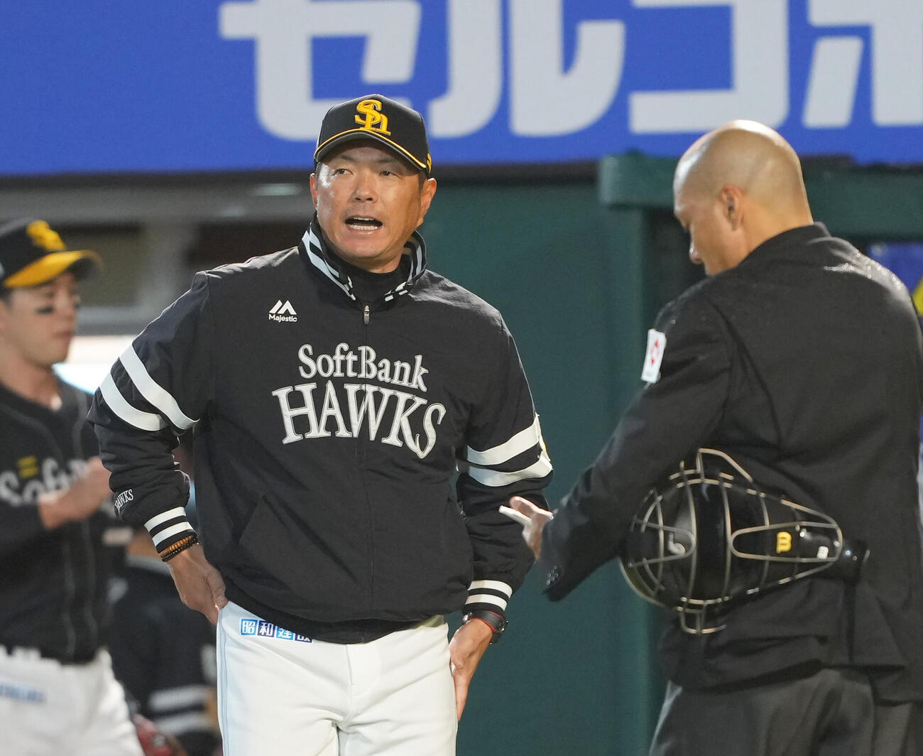 楽天対ソフトバンク　選手交代を告げるソフトバンク小久保監督（撮影・足立雅史）