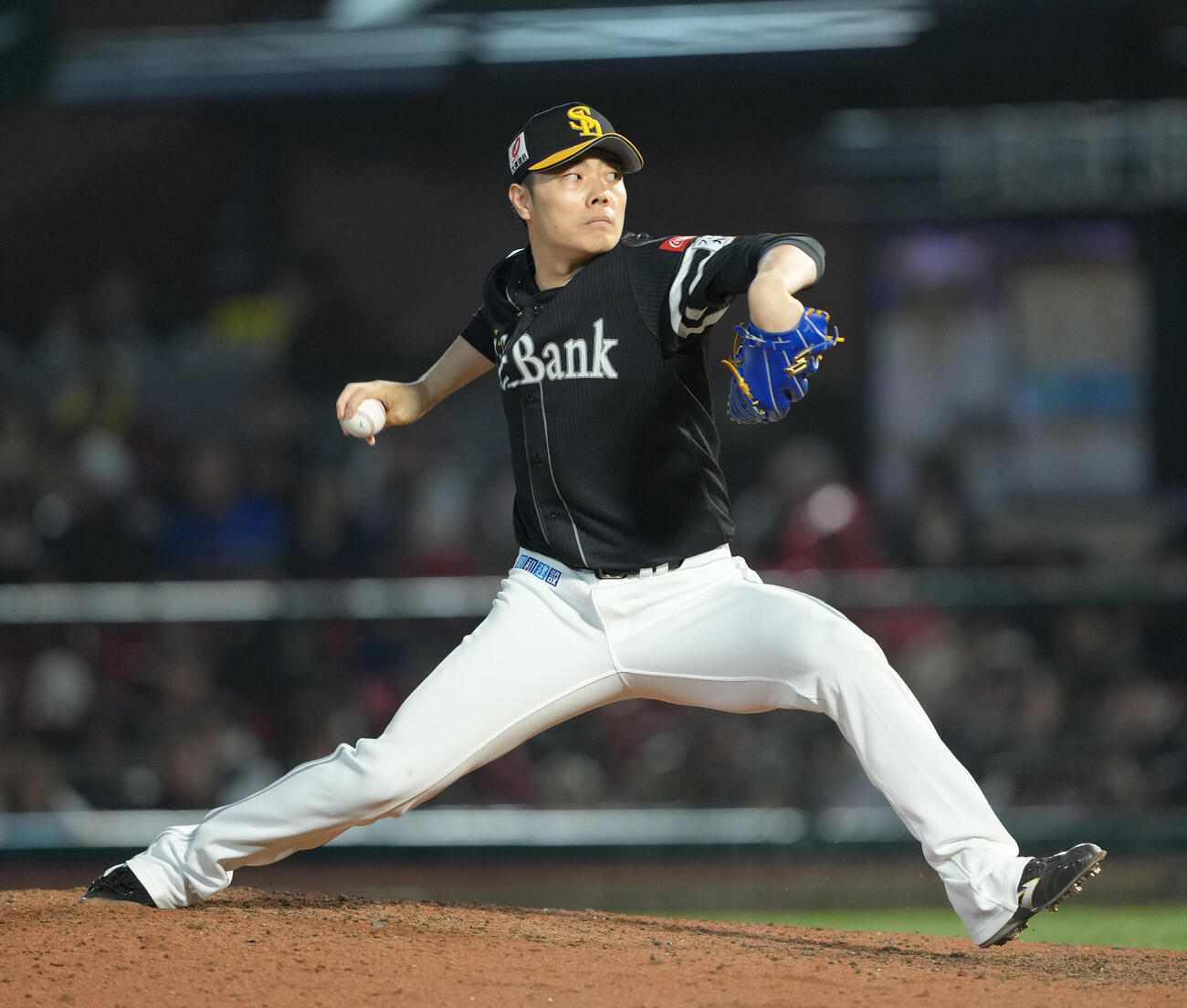 楽天対ソフトバンク　8回から登板したソフトバンク松本裕（撮影・足立雅史）
