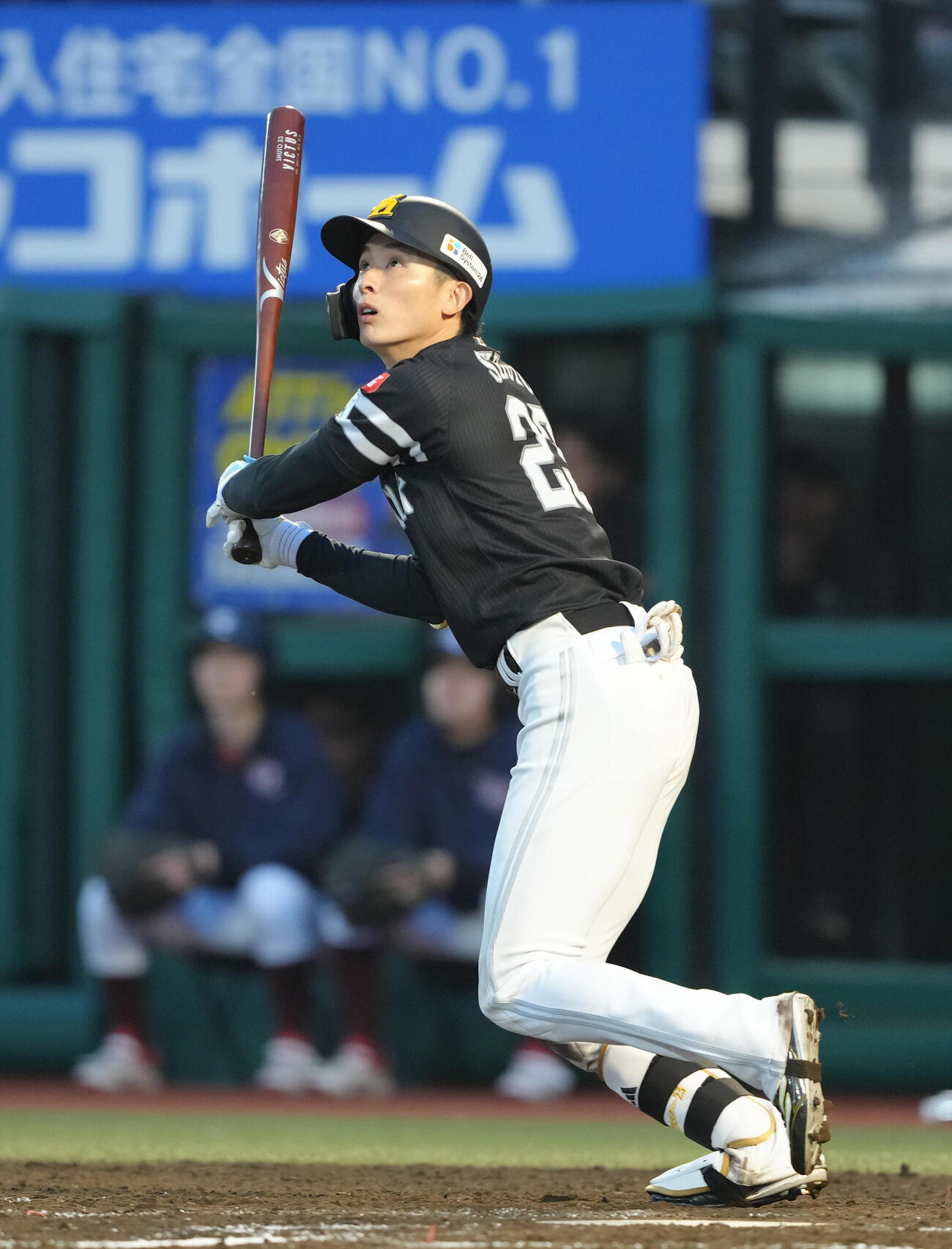 楽天対ソフトバンク　4回表ソフトバンク1死満塁、周東は左犠飛を放つ（撮影・足立雅史）