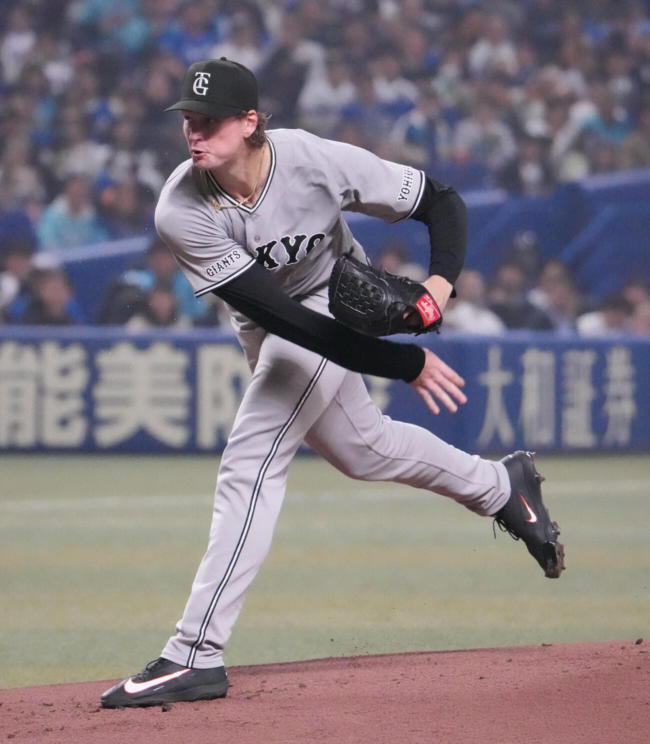 中日対巨人　1回裏、登板する巨人先発のウィットリー（撮影・森本幸一）