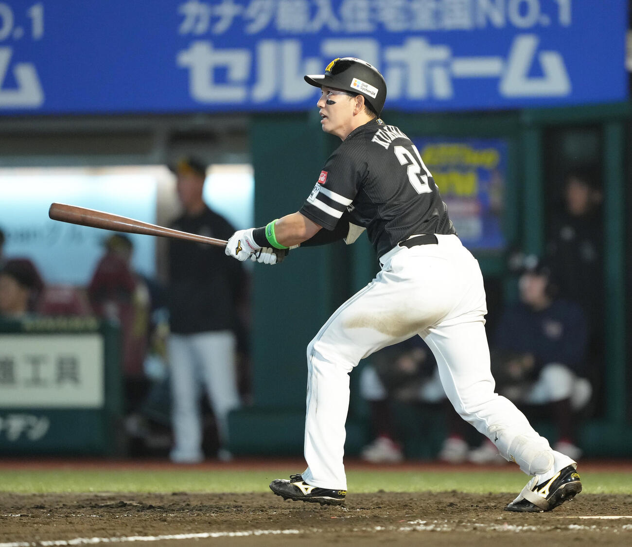 楽天対ソフトバンク　9回表ソフトバンク2死一塁、栗原は適時二塁打を放つ（撮影・足立雅史）