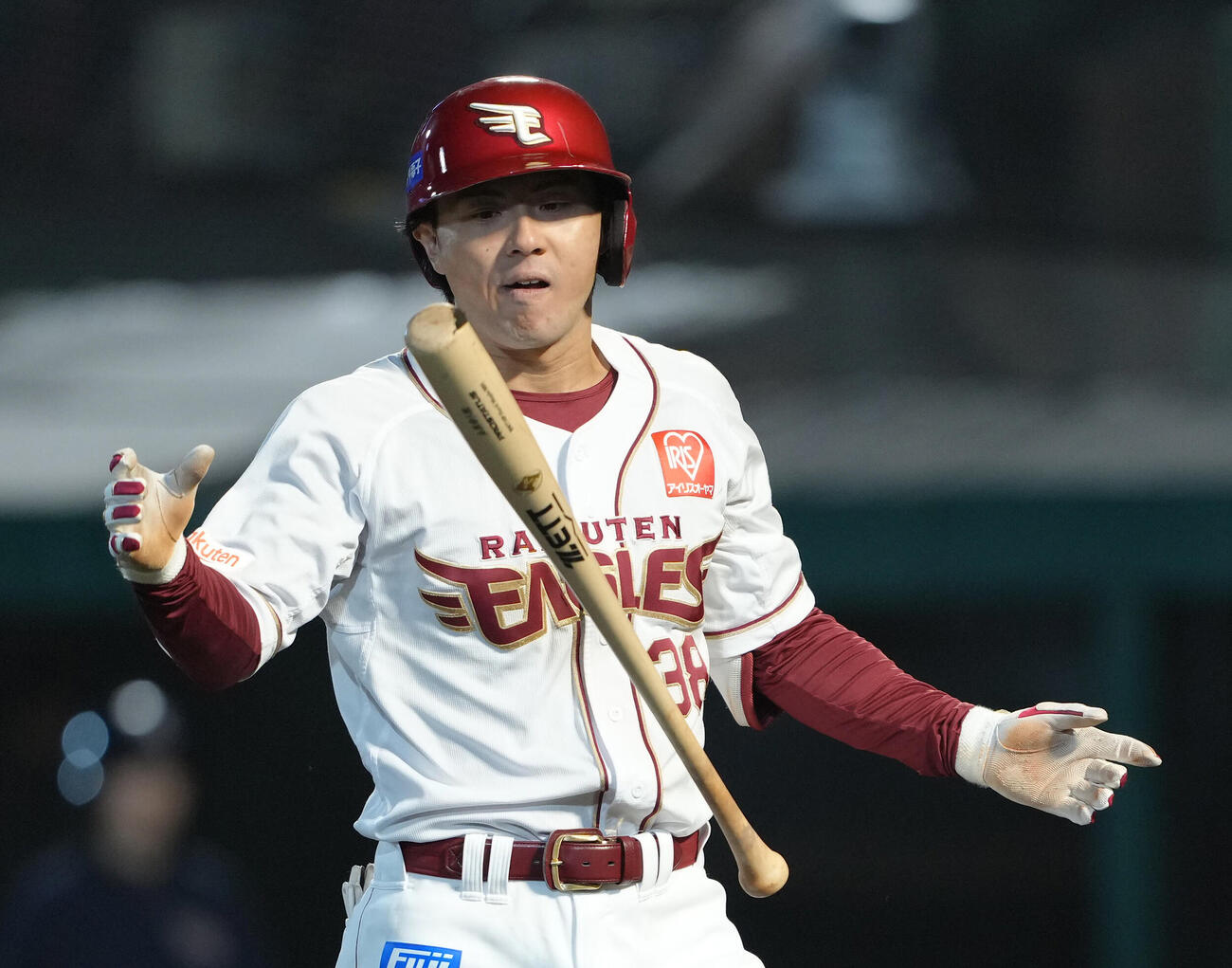 楽天対ソフトバンク　8回裏楽天2死一、三塁、佐藤は空振り三振に倒れ悔しがる（撮影・足立雅史）