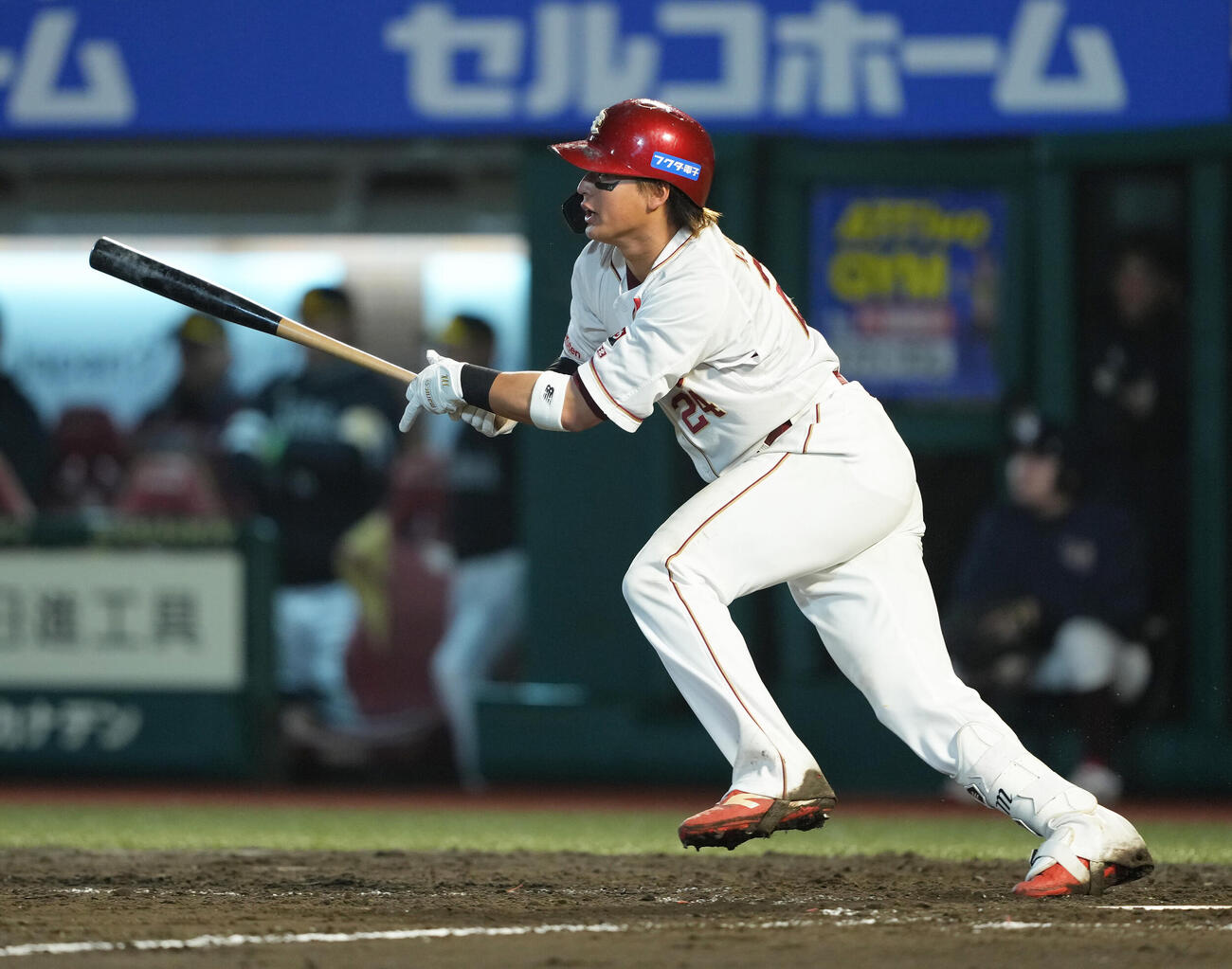 楽天対ソフトバンク　8回裏楽天1死三塁、黒川は右前適時打を放つ（撮影・足立雅史）