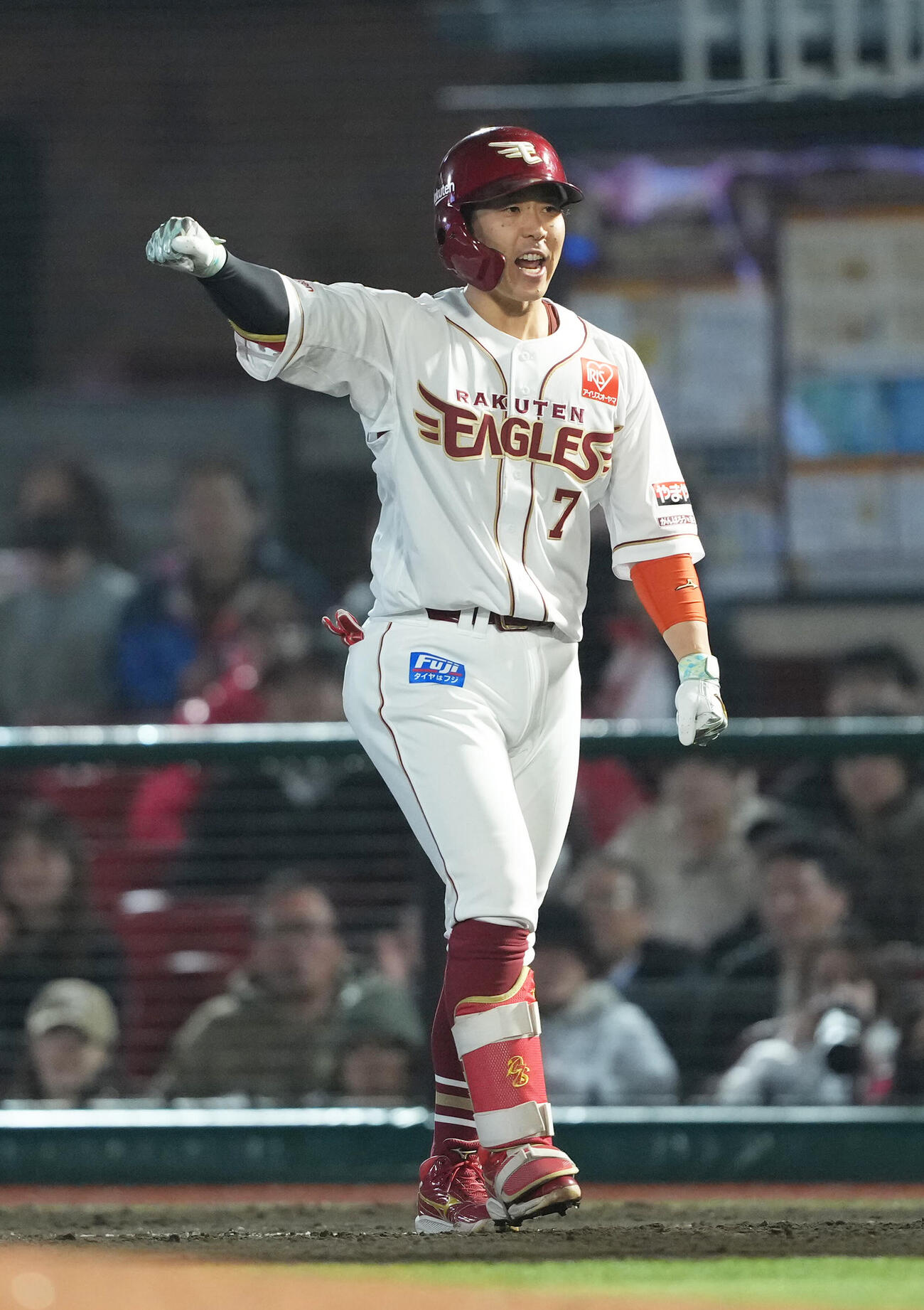 楽天対ソフトバンク　8回裏楽天1死一塁、代打鈴木大は右前打を放ち雄たけびを上げる（撮影・足立雅史）
