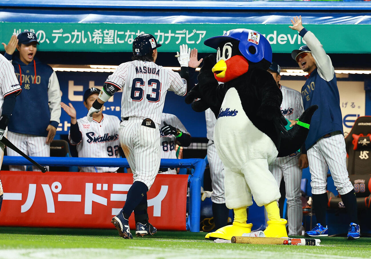 ヤクルト対広島　5回裏ヤクルト2死一塁、2点本塁打を放った増田を迎えるつば九郎（撮影・野上伸悟）