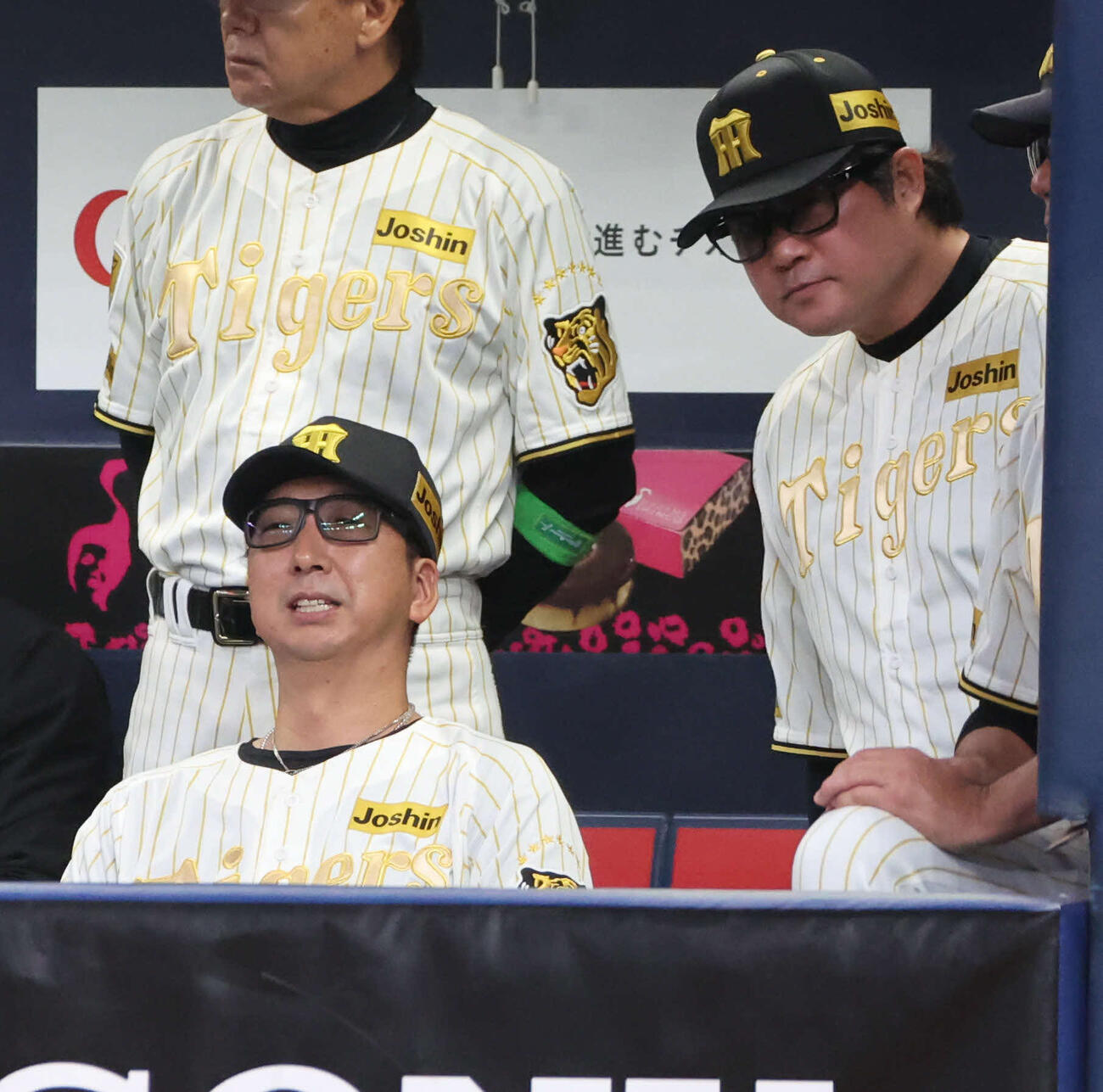 阪神対DeNA　阪神藤川監督は安藤コーチと話す（撮影・西尾就之）