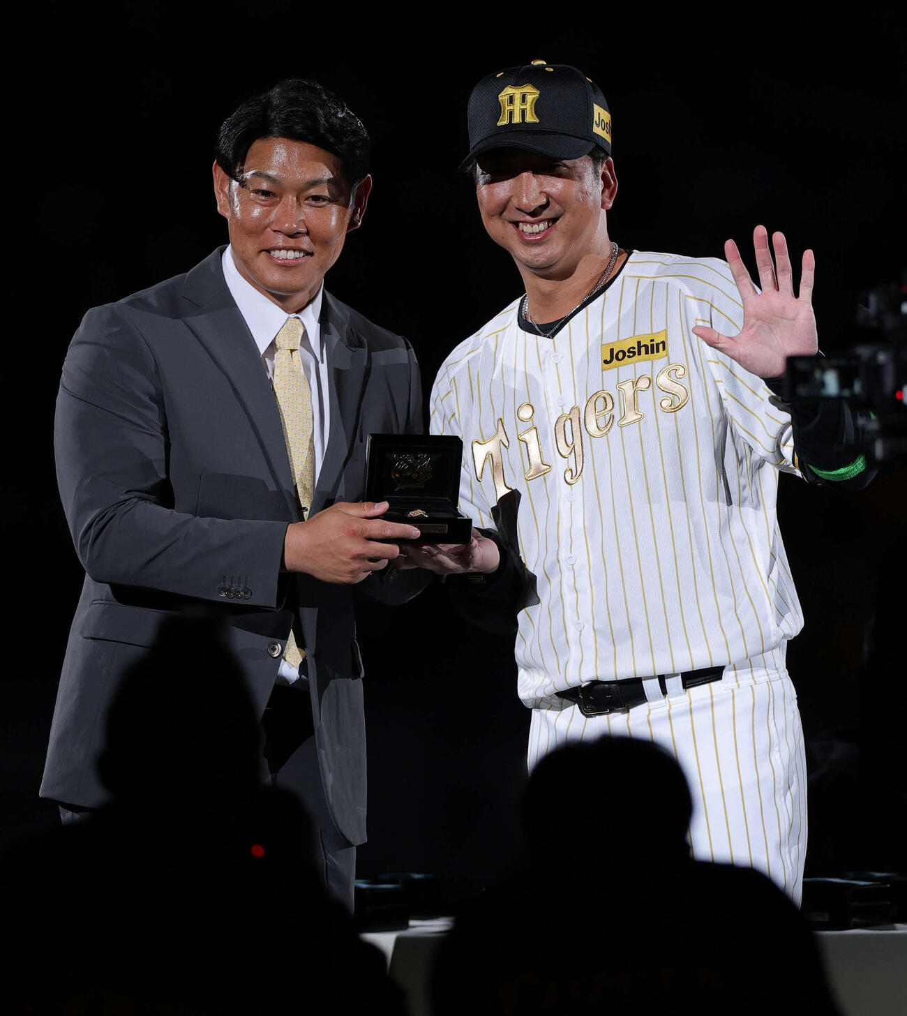 阪神対DeNA　試合前、セレモニーで阪神藤川監督（右）から優勝リングを受け取る原口育成アドバイザー（撮影・上山淳一）
