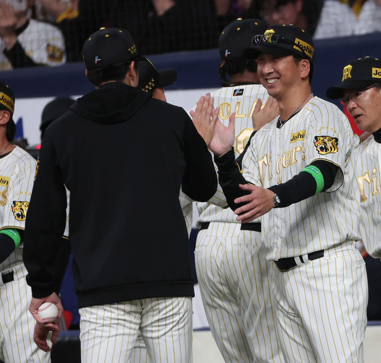 阪神対DeNA　ホーム開幕戦を制し3連勝とした阪神藤川監督（右）は才木を笑顔で祝福（撮影・西尾就之）
