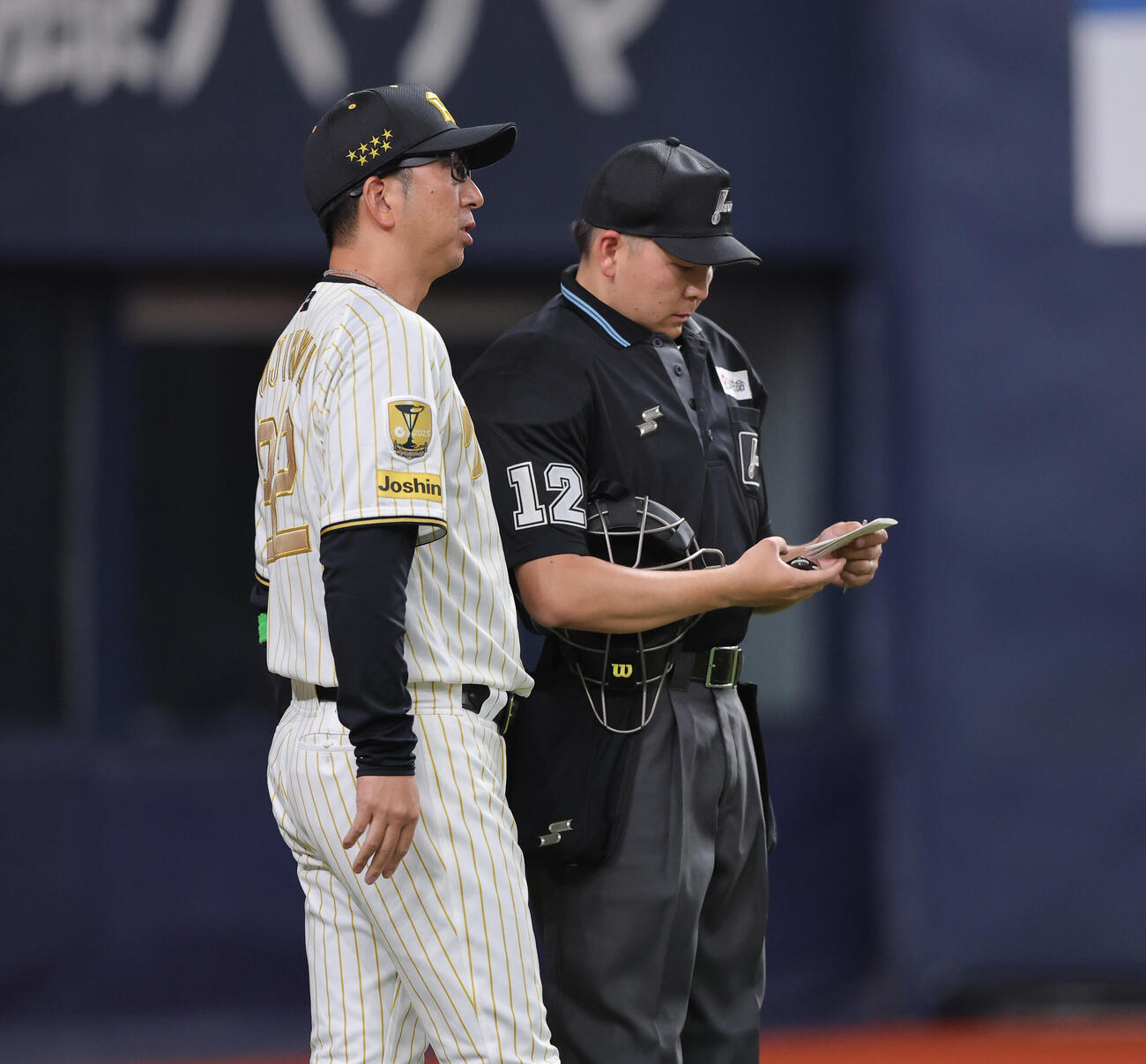 阪神対DeNA 8回を終え、阪神藤川監督は球審に交代を告げる（撮影・上山淳一）
