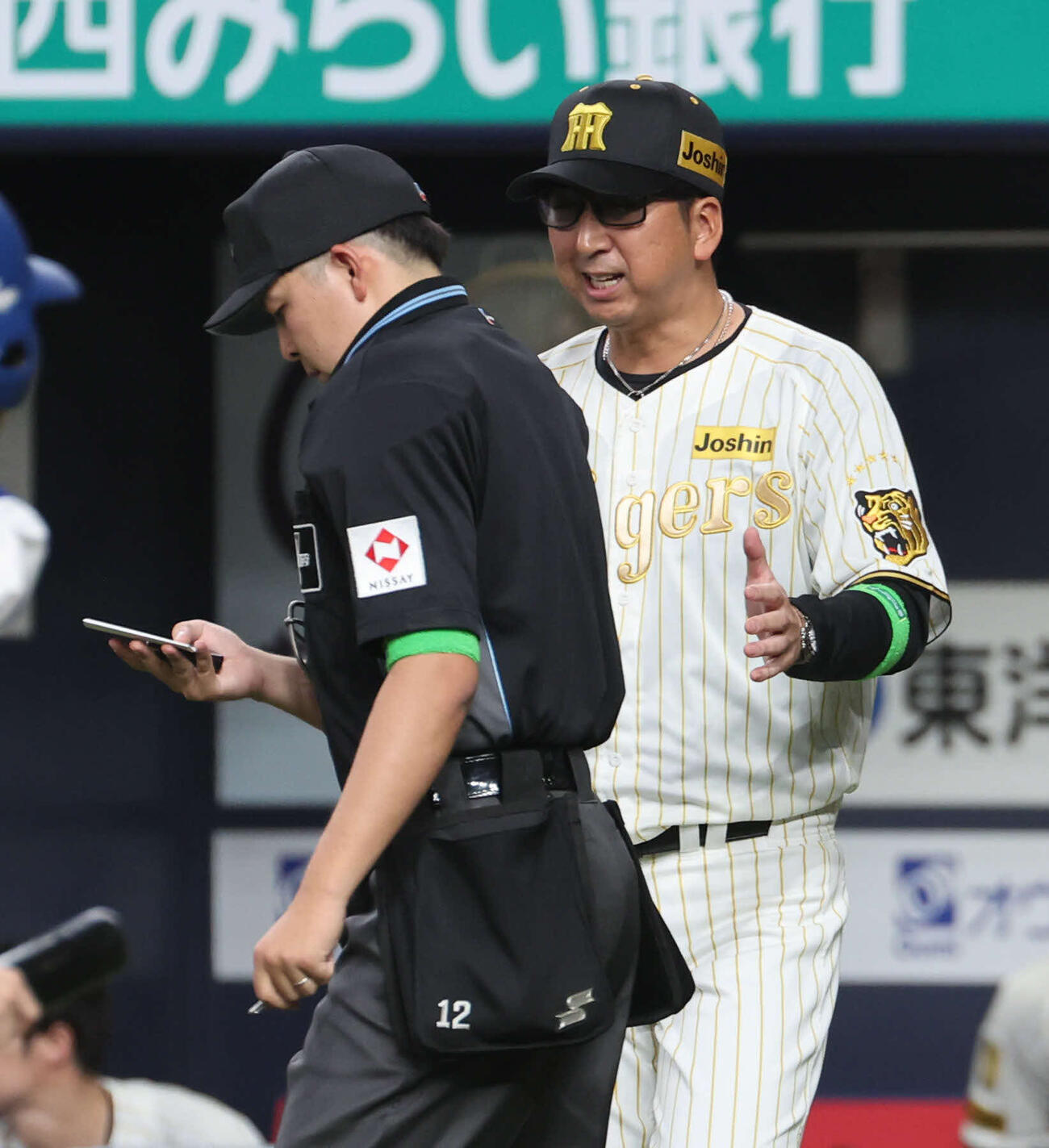 阪神対DeNA 6回の攻撃を終え、選手交代を告げる阪神藤川監督（撮影・西尾就之）