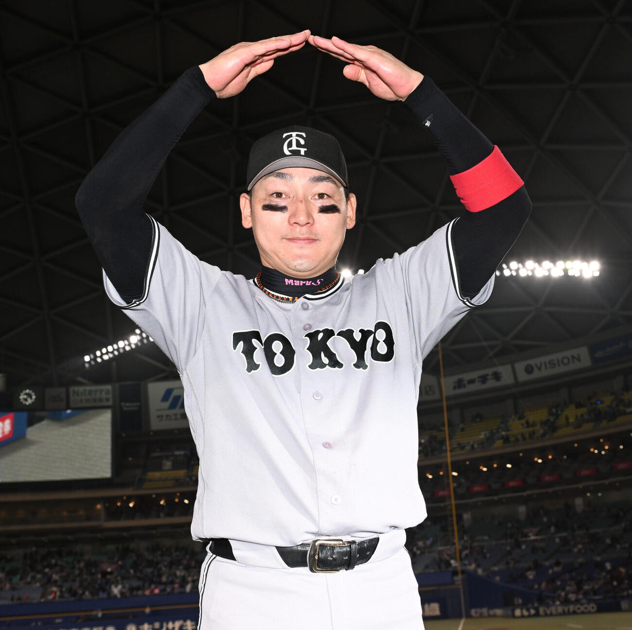 中日対巨人　ポーズを決める巨人丸（撮影・和賀正仁）