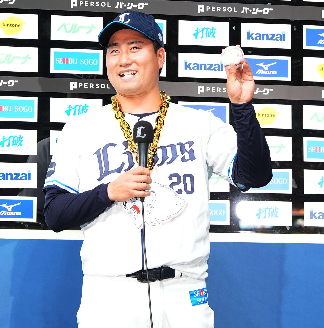 ヒーローインタビューでプロ初セーブのボールを見せる西武岩城（撮影・小島史椰）