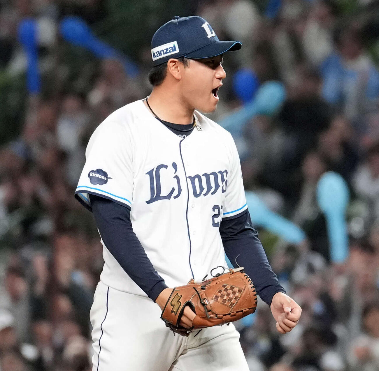 西武対オリックス　9回表2死一、二塁、西川龍馬から三振を奪い、吠える岩城（撮影・小島史椰）
