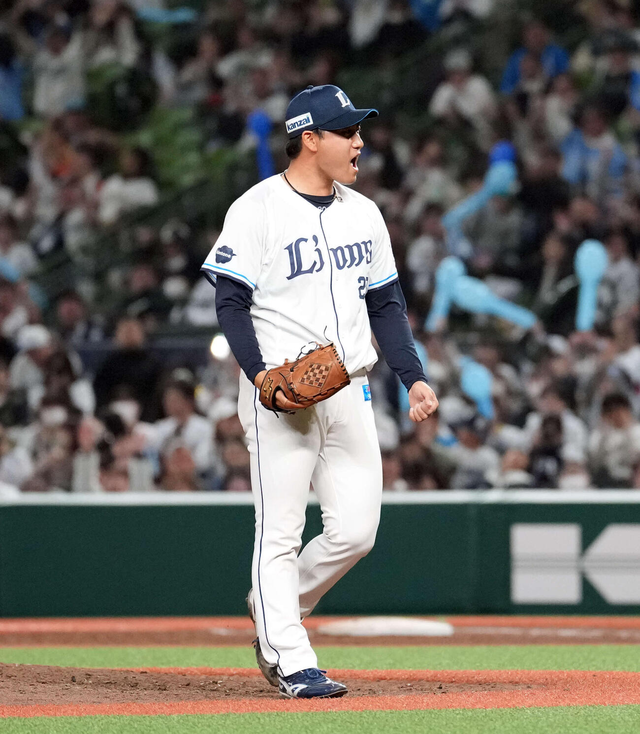 西武対オリックス　9回表2死一、二塁、西川龍馬から三振を奪い、吠える岩城（撮影・小島史椰）