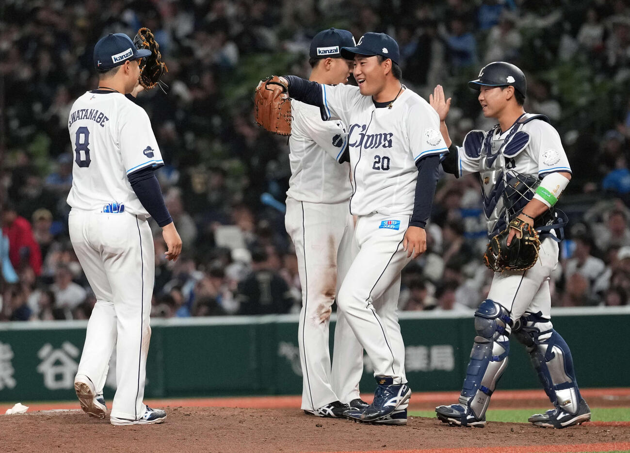 オリックスに勝利し笑顔を見せる西武岩城（左から3人目）（撮影・小島史椰）