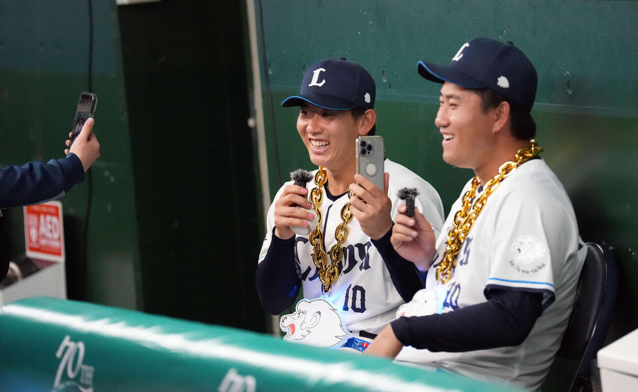ヒーローインタビュー後笑顔を見せる西武小島（左）と岩城（撮影・小島史椰）