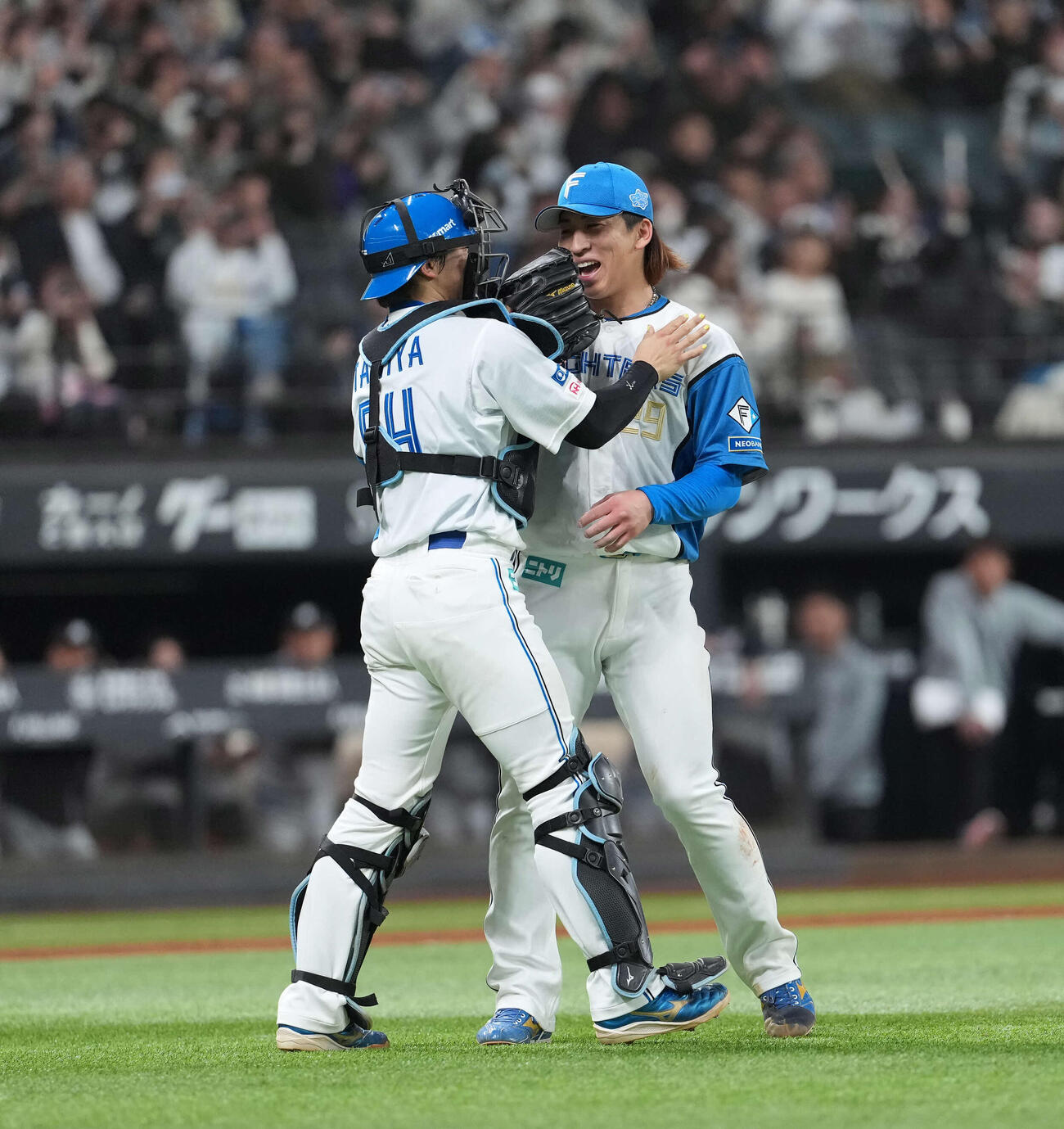 日本ハム対ロッテ　ノーヒットノーランを達成し笑顔の細野（右）（撮影・井上学）