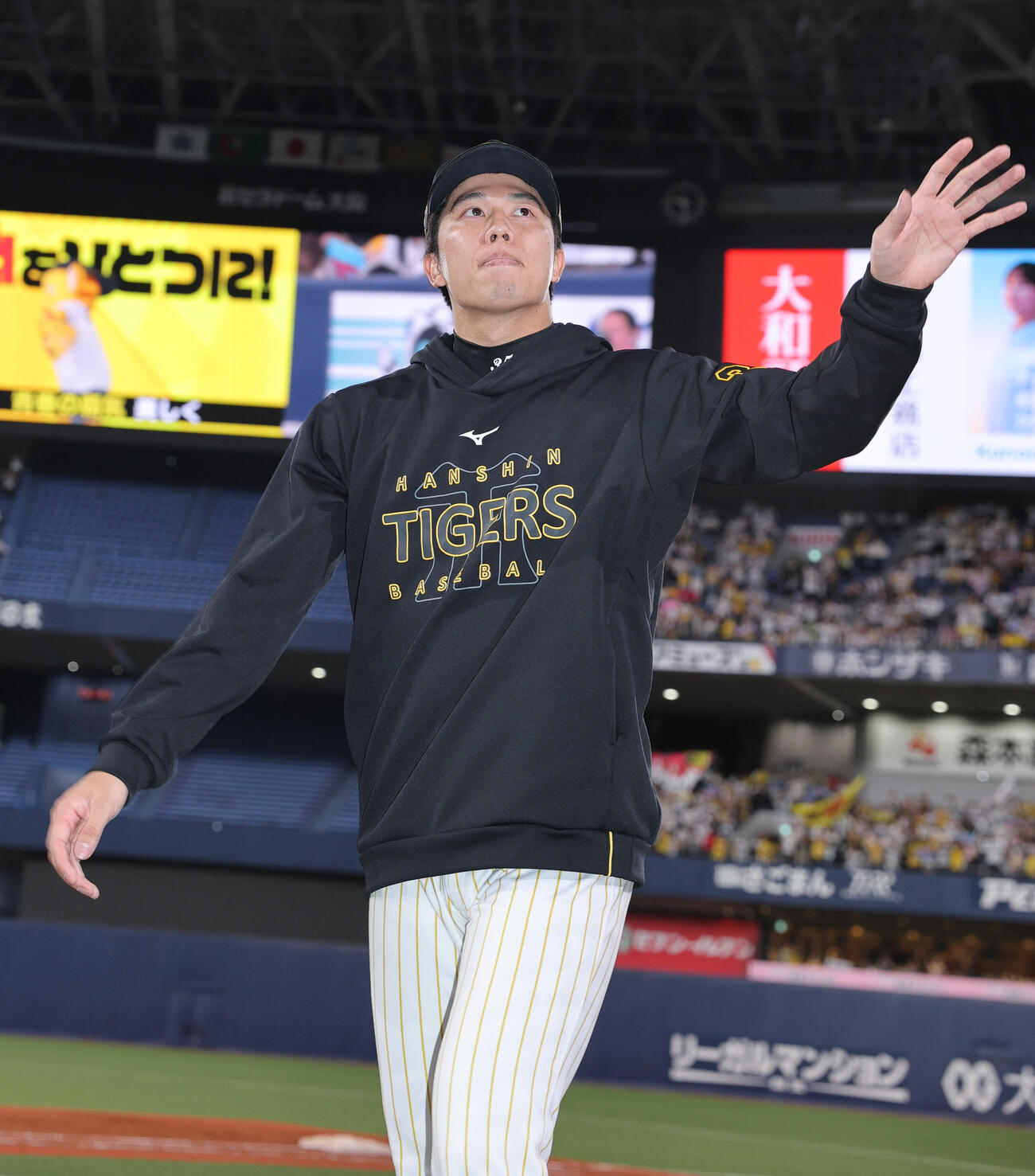 阪神対DeNA　ファンの声援に応えるヒーローの阪神才木（撮影・上山淳一）