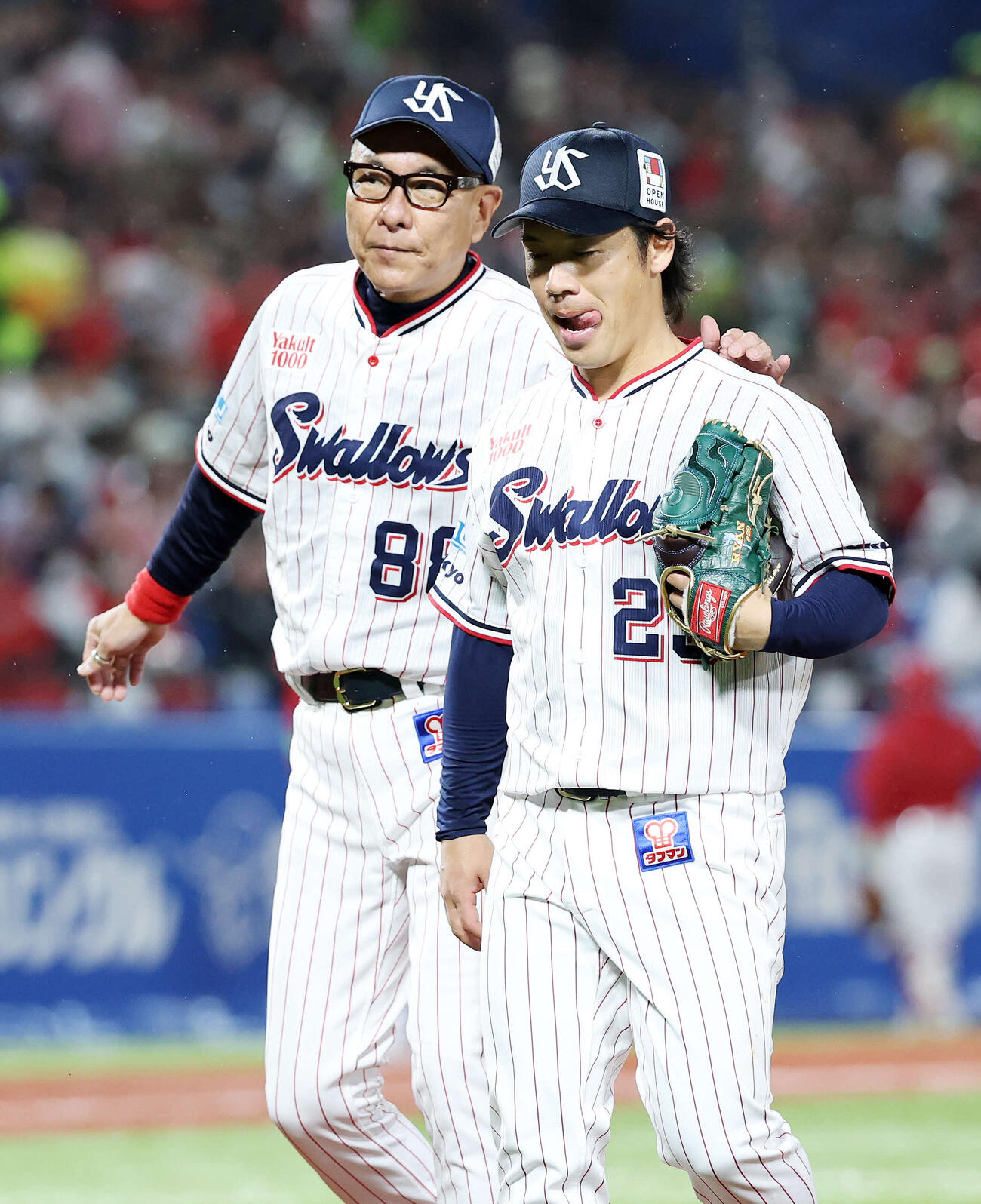 ヤクルト対広島　6回表、降板するヤクルト小川（右）の肩をたたく池山監督（撮影・鈴木正人）　
