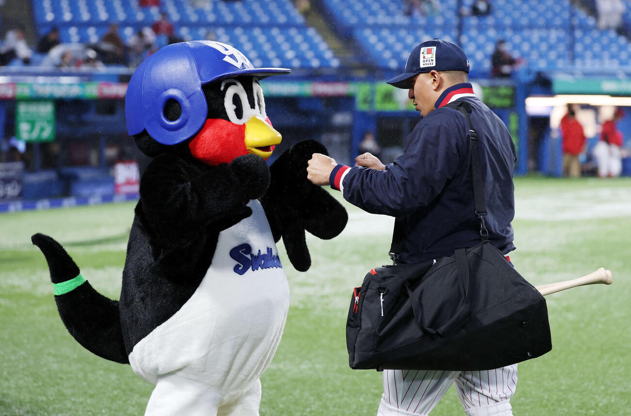 ヤクルト対広島　グランドに登場しヤクルトオスナ（右）とグータッチするつば九郎（撮影・鈴木正人）　