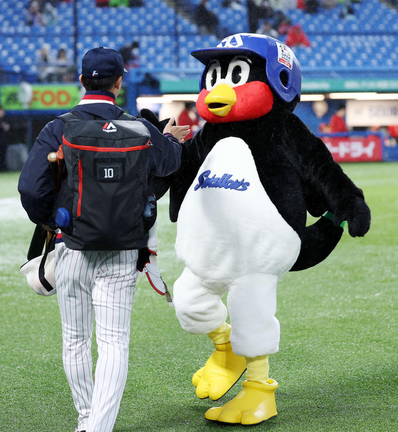 ヤクルト対広島　グランドに登場しヤクルト宮本丈（左）とタッチするつば九郎（撮影・鈴木正人）　