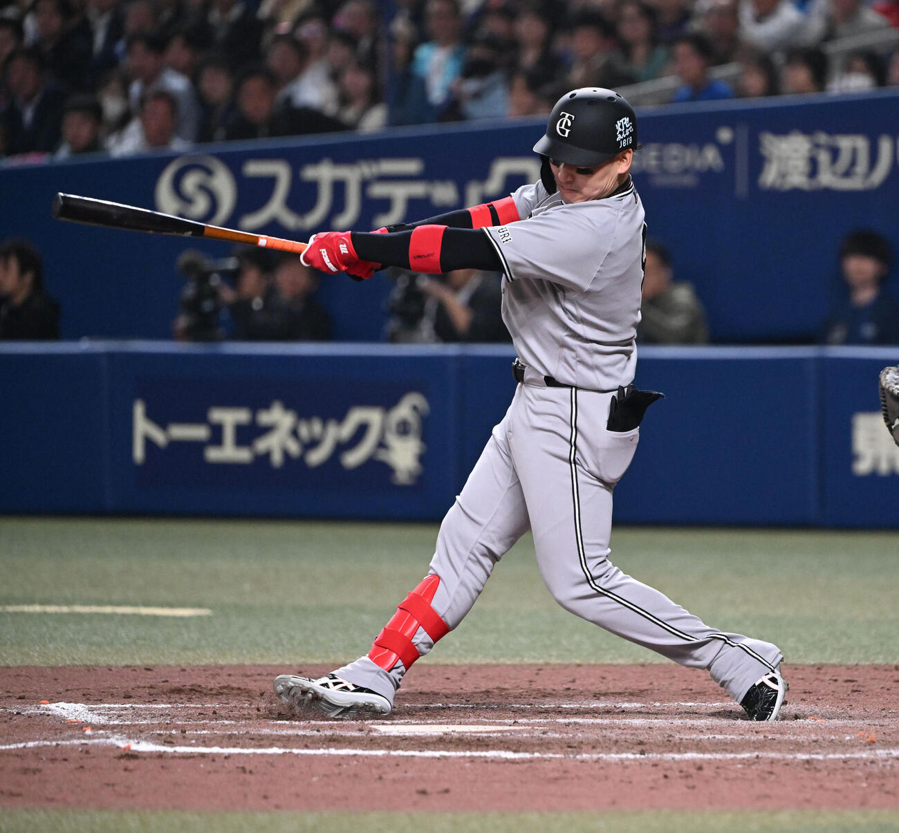 中日対巨人　9回表巨人2死満塁、右越え適時二塁打を放つ丸（撮影・和賀正仁）