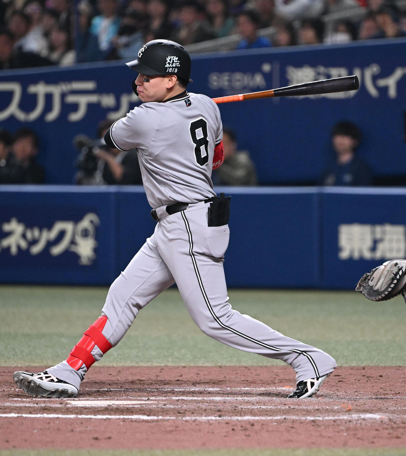 中日対巨人　9回表巨人2死満塁、右越え適時二塁打を放つ丸（撮影・和賀正仁）