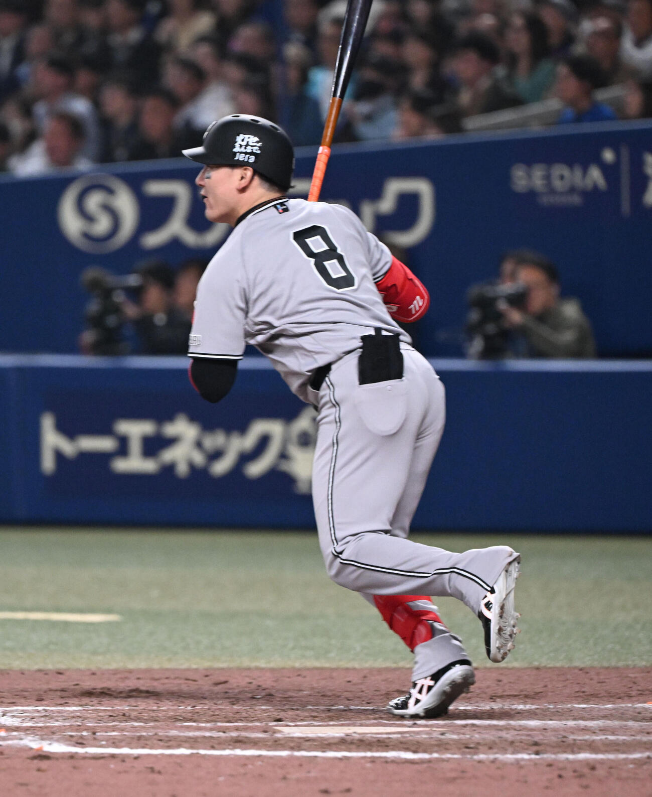 中日対巨人　9回表巨人2死満塁、右越え適時二塁打を放つ丸（撮影・和賀正仁）