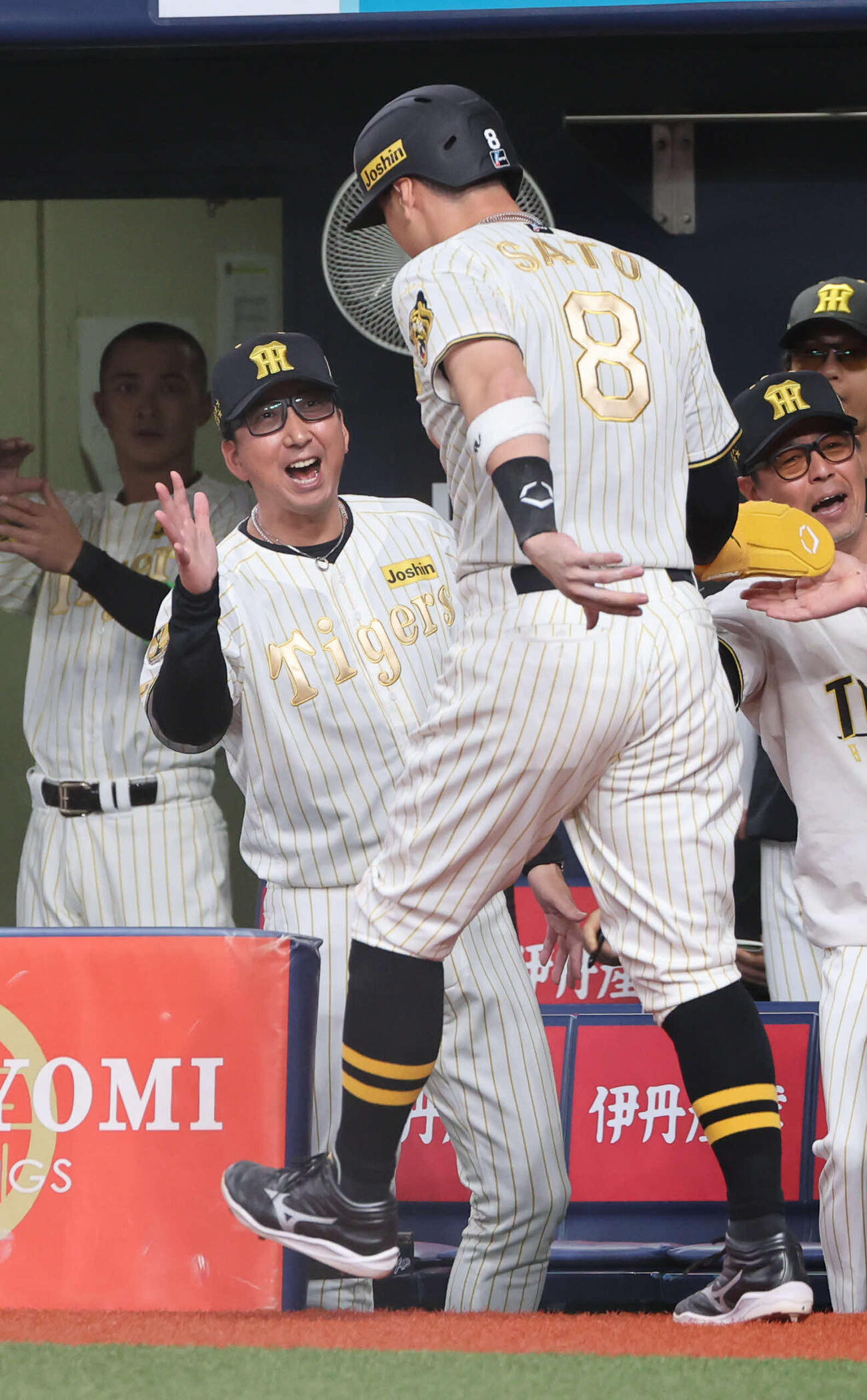 阪神対DeNA 6回裏阪神無死二、三塁、高寺の犠飛で生還した佐藤をベンチで迎える阪神藤川監督（撮影・西尾就之）
