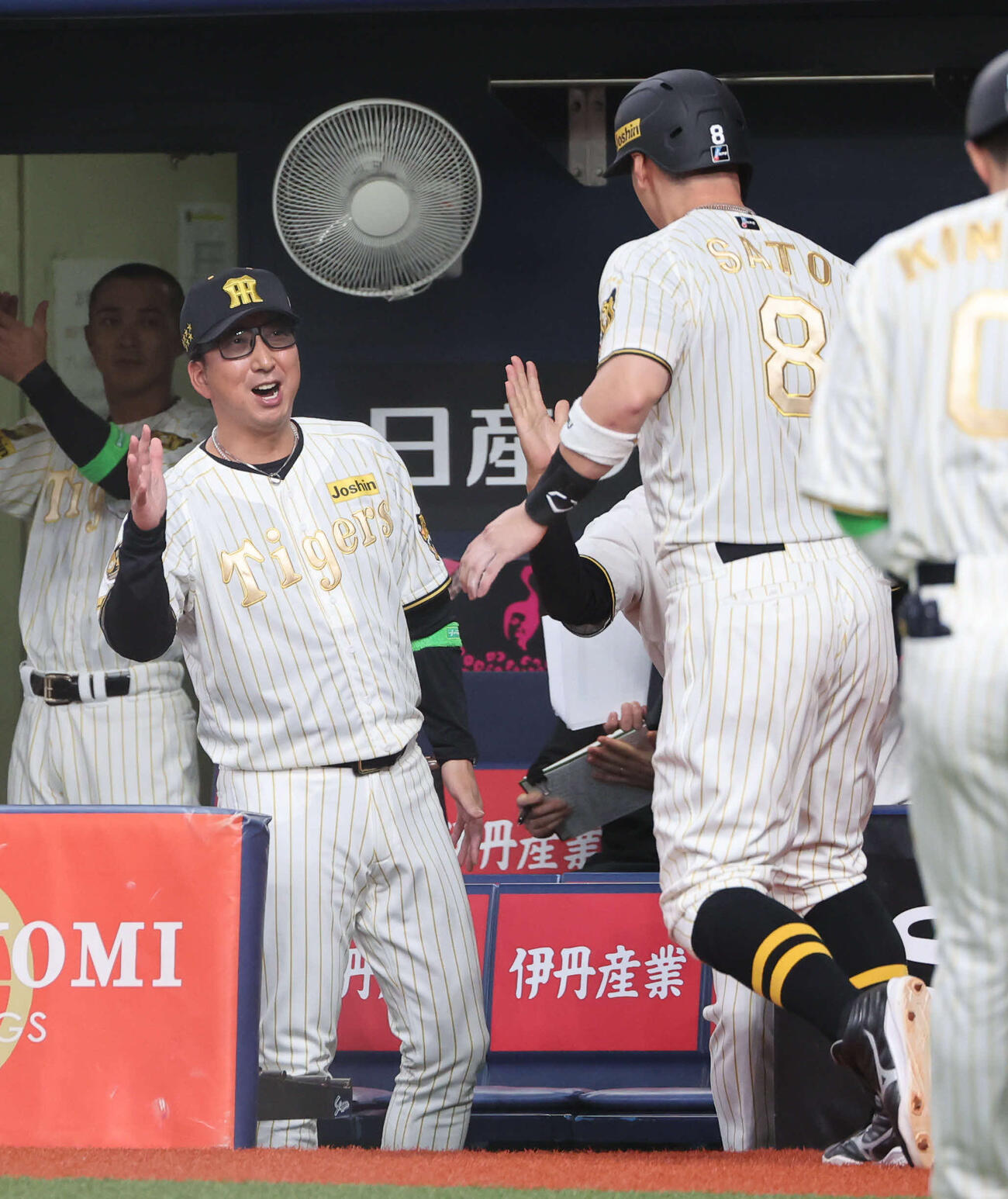 阪神対DeNA 6回裏阪神無死二、三塁、高寺の犠飛で生還した佐藤をベンチで迎える阪神藤川監督（撮影・西尾就之）
