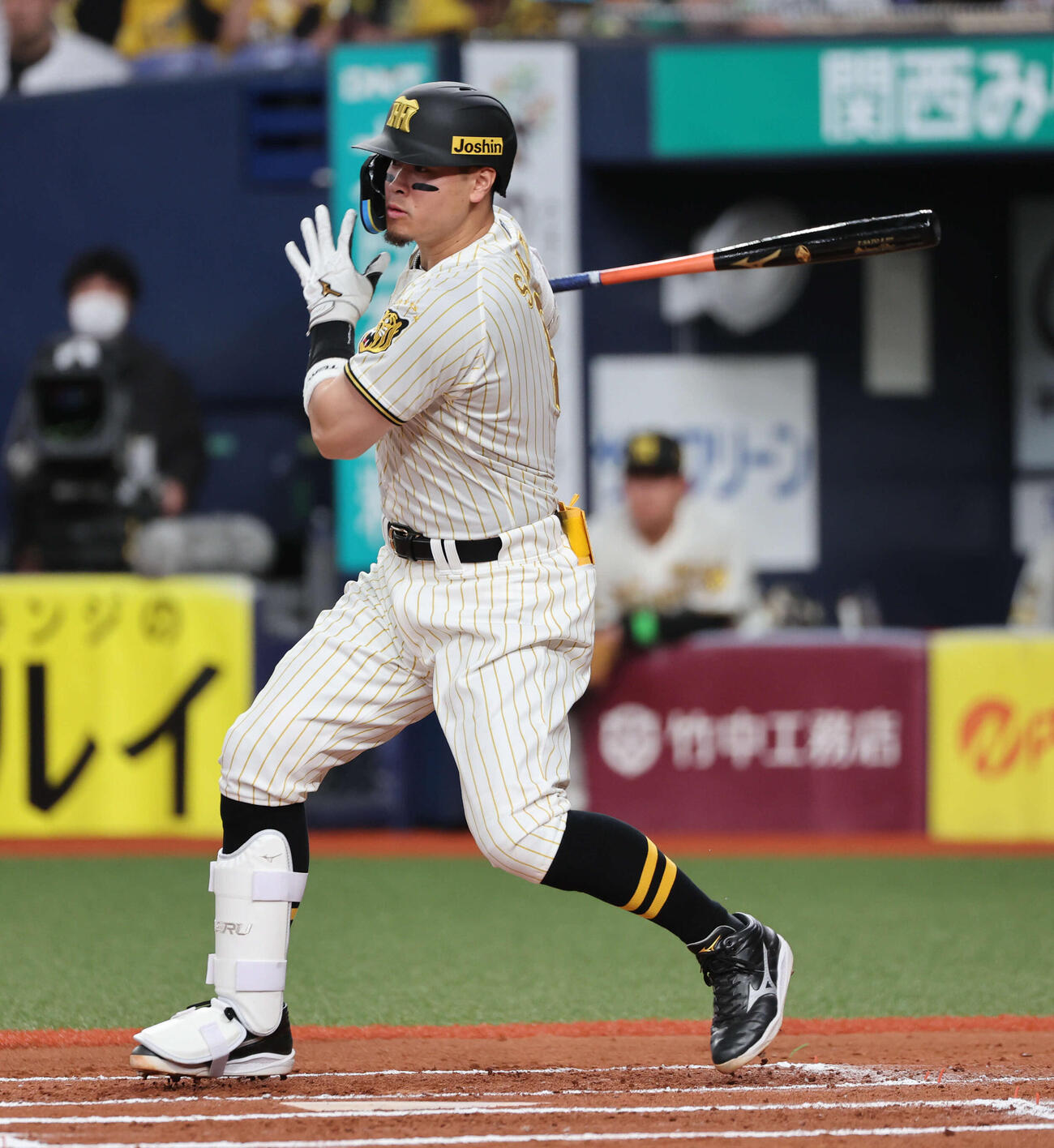 阪神対DeNA 6回裏阪神無死、佐藤は内野安打で出塁（撮影・西尾就之）