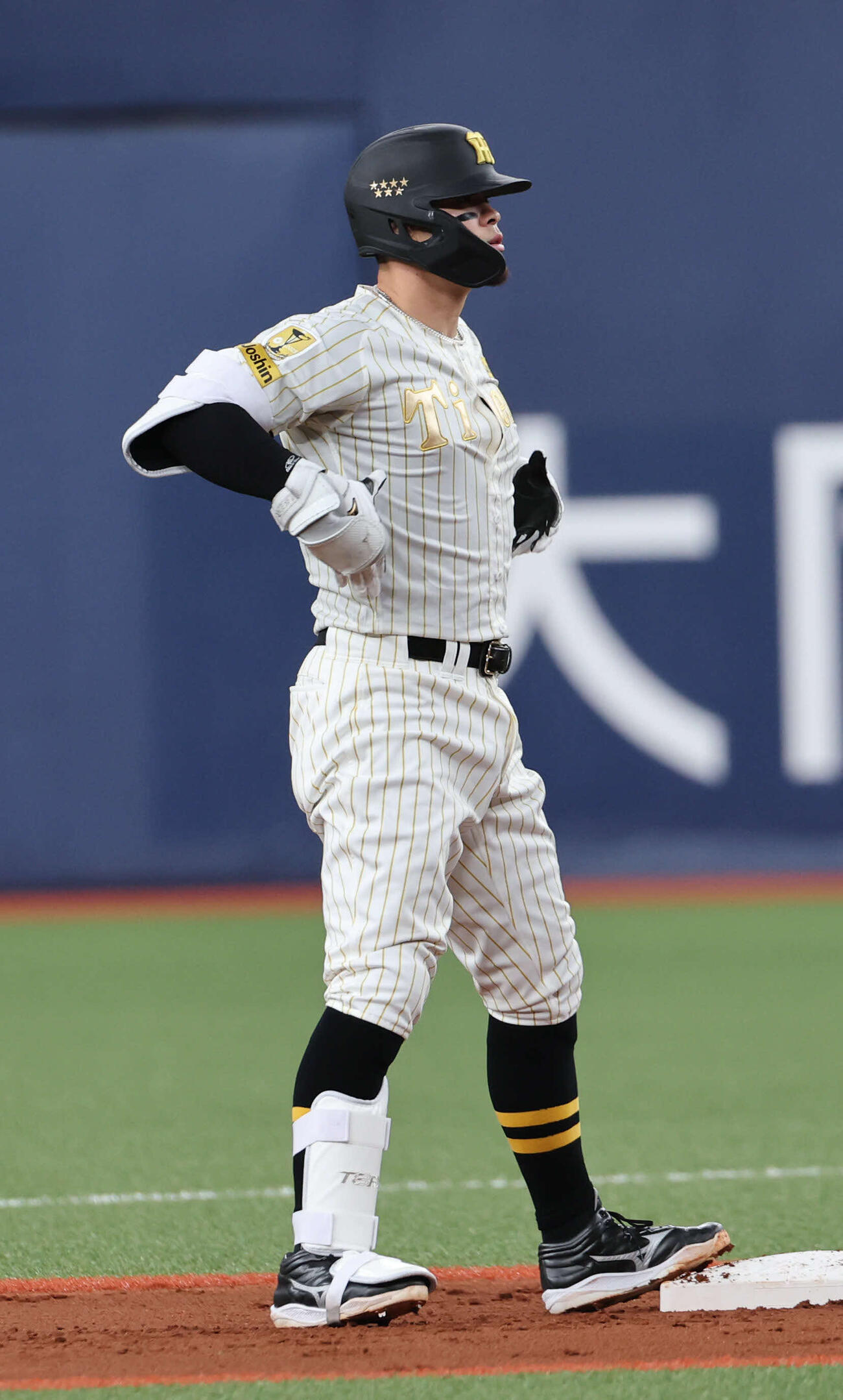 阪神対DeNA 1回裏阪神2死二塁、佐藤は右中間に適時二塁打を放ち、ベンチに向かってポーズ（撮影・西尾就之）