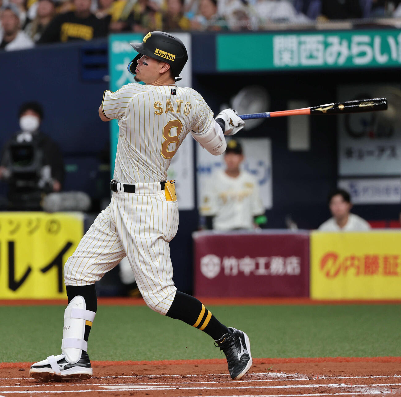 阪神対DeNA 1回裏阪神2死二塁、佐藤輝明は右中間に適時二塁打を放つ（撮影・西尾就之）