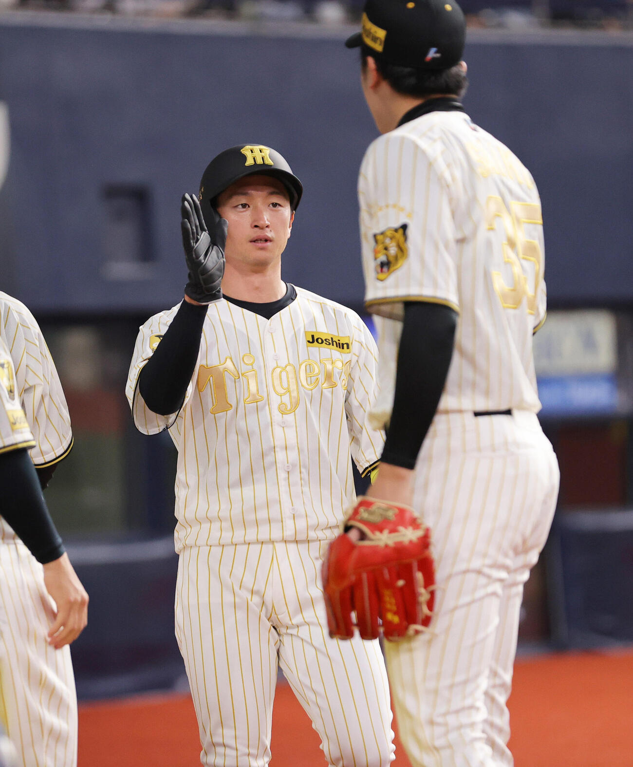 阪神対DeNA 1回裏阪神2死二塁、佐藤の適時二塁打で生還し、才木（手前）から出迎えを受ける近本（撮影・上山淳一）