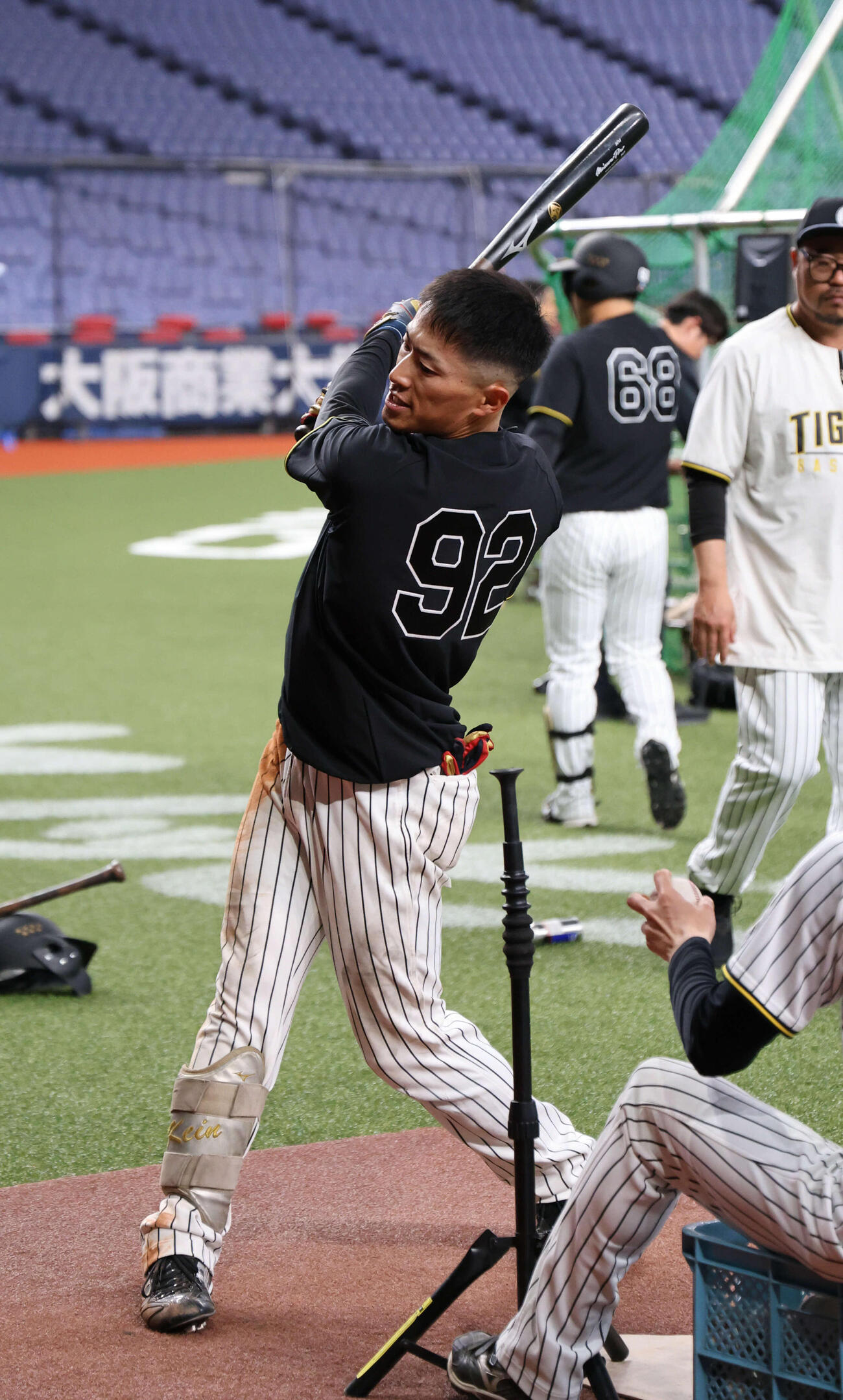 背番号92が入った練習日でティー打撃を行う阪神福島（撮影・西尾就之）