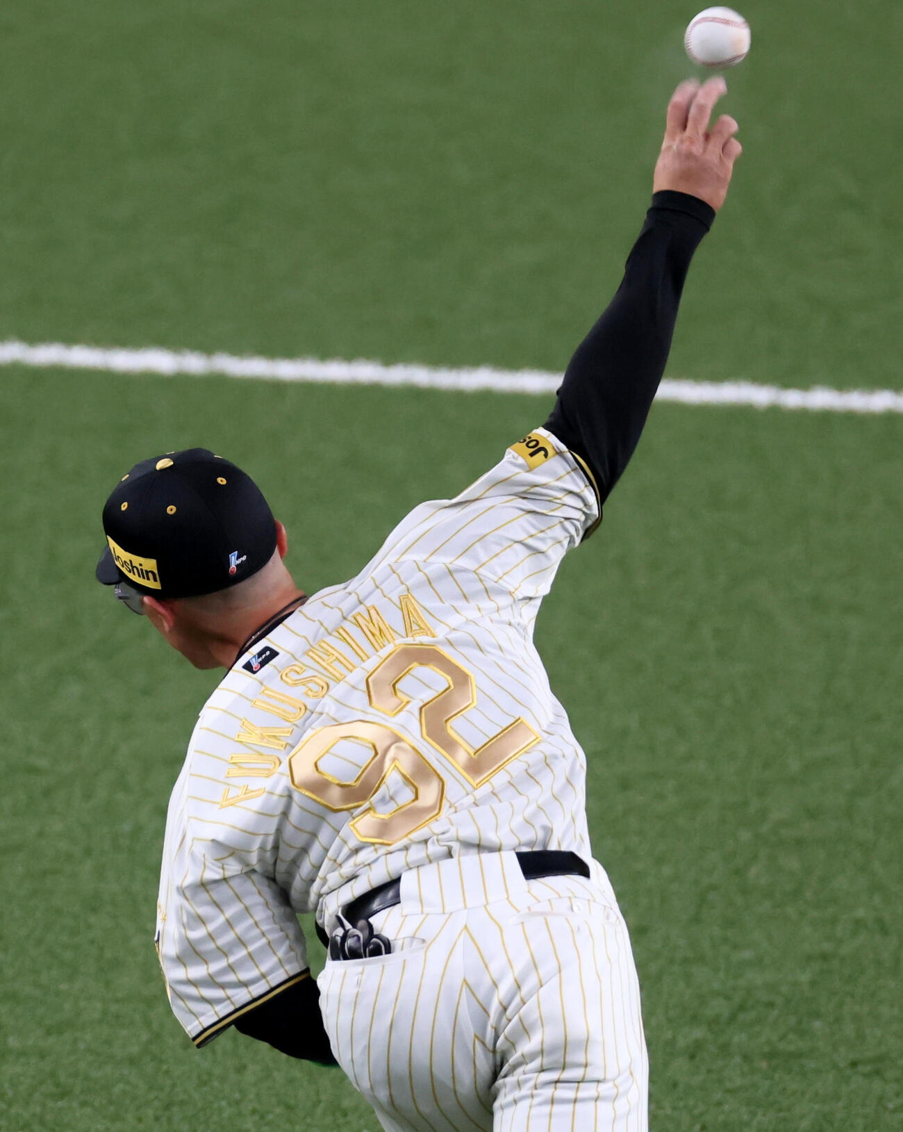 阪神対DeNA　試合前のシートノックを行う阪神福島（撮影・加藤哉）